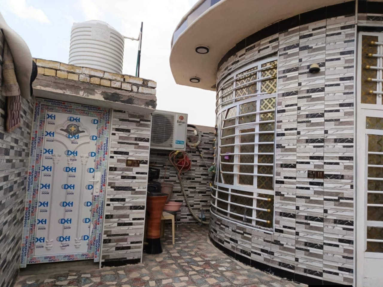 بيت للبيع طابقين طابو صرف مساحه 150 متر الطابق الاول يحتوي طارمه استقبال مطبخ صاله مجمع صحياات غرفتين ترك الطابق الثاني غرفتين وصاله وصحياات وسطح ويه البيت 4 سبالت وماطور ماء وتانكيات 3 وكيزر خط سحب نت والبيت طابوك وكاشي السعر 135 بابل ابي غرق حي المرتضى قرب مدرسه خلق العظيم ***********
