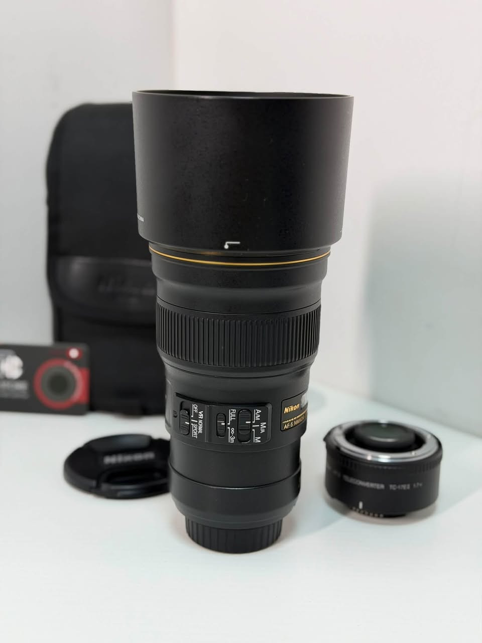 نيكون ٣٠٠مم • فتحة f/4 • تكبير ١٫٧x
