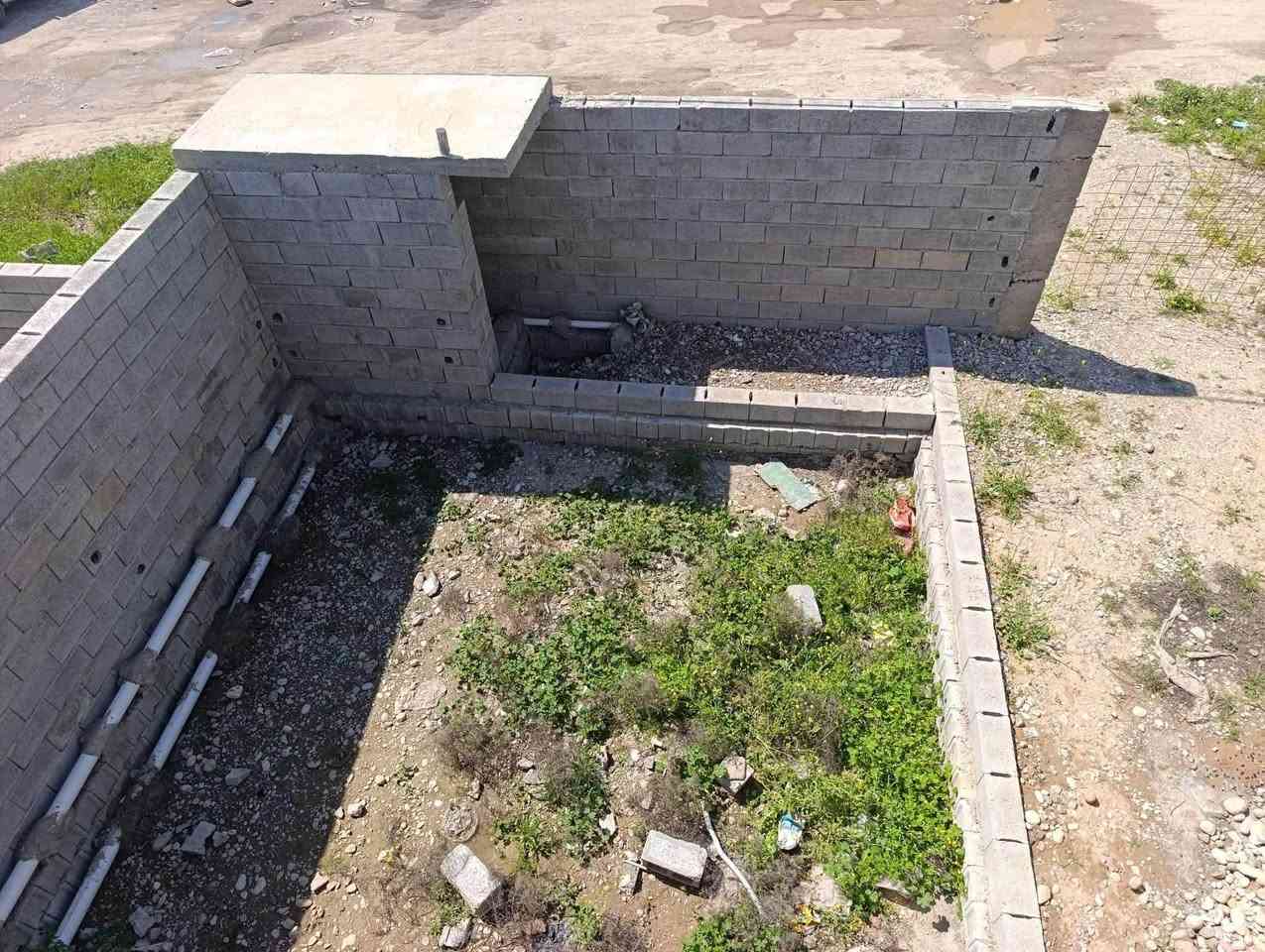 🏡 هيكل للبيع – طابقين 🏡

📍 الموقع: كركوك – ناحية ليلان – منطقة العصرية
مقابل مشروع الماء، مقابل المدرسة، وقريب من السوق.

📐 المساحة: 330 م²
🛣️ الواجهة: فرع عريض بعرض 15 متر.

🏯 الطابق الأول

✅ غرفتا نوم (5×5 م) مع حمام داخلي لكل غرفة.
✅ هول واسع مع مطبخ.
✅ غرفة استقبال كبيرة (7×6 م).
✅ كراج سيارة.
✅ حديقة.

🏛️ الطابق الثاني

✅ غرفتا نوم (5×5 م) مع حمام داخلي لكل غرفة.
✅ صحيات.
✅ هول صغير.

📞 للاستفسار والتواصل (واتساب):
***********

🏢 مكتب جمال والتطوير العقاري

📍 فروعنا

🏢 الفرع الأول: كركوك – شورجة – مقابل حفتة بازار.
🏢 الفرع الثاني: كركوك – شوراو ٢ – شارع الفراعنة – مقابل حديقة به بوله.

📢 يمكنكم إرسال عقاراتكم للإعلان عنها مجاناً على صفحة داركوك.

يرجى إرسال:
📌 العنوان الكامل للعقار.
🏡 صور واضحة للعقار.
