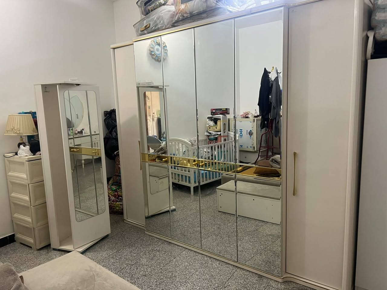 متاح غرفة ٩ قطع تركي اخذتها من هوم سنتر الحسني قبل فترة بمليونين و ٦٠٠ الف، اريد ابيعها غرفة تكمة قوية وجبيرة اريدها بمليون ونص وبيها مجال، بيها ضررين السيباية مال سرير يريد تنلحم والتريشة مال باب الكنتور تنلزك موضح كلشي بالصور داخل المنشور مكاني بغداد سبع ابكار ***********
