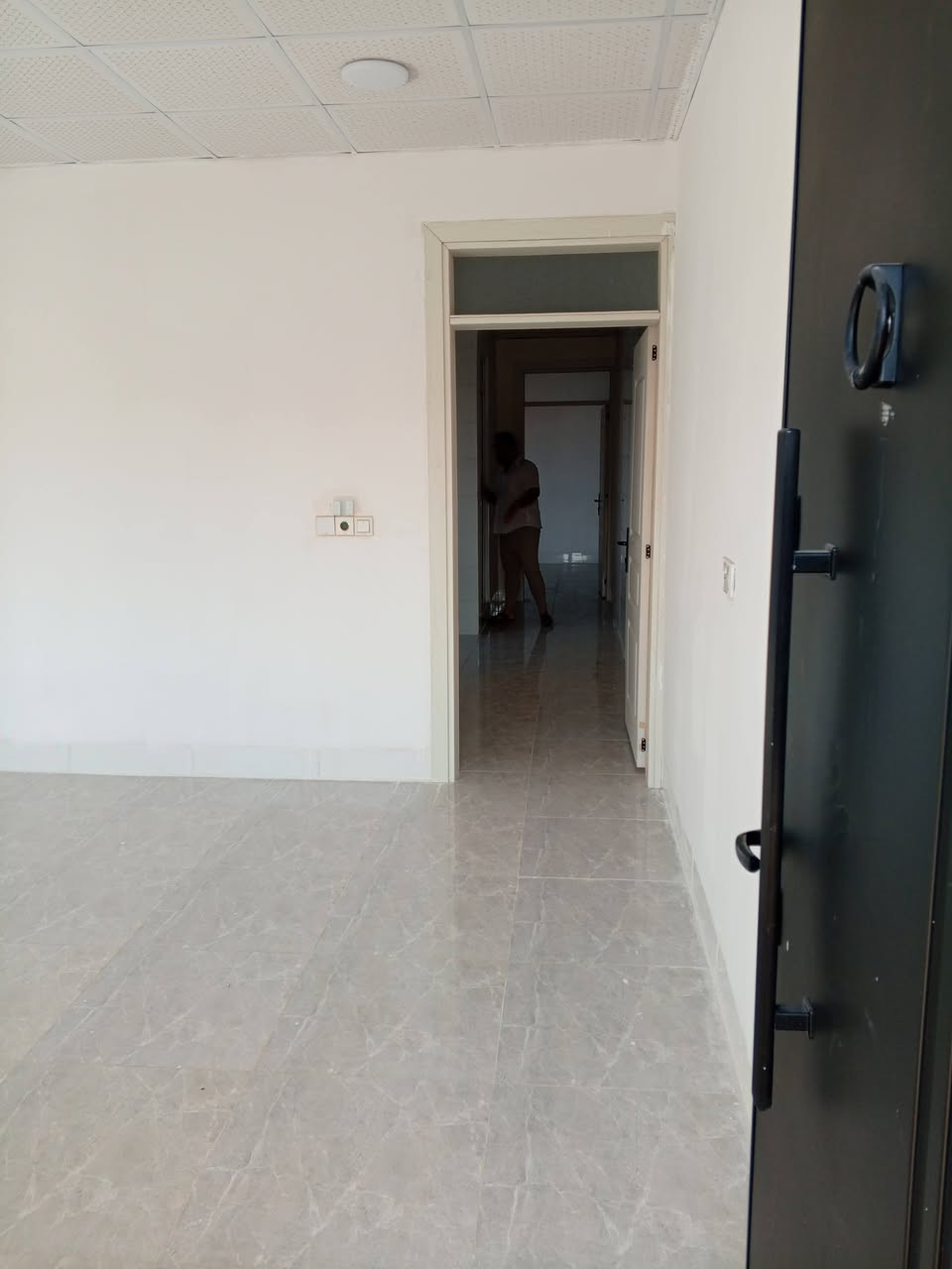 دار اجار 🛑 
طابق ثاني البيت زيرو بناء صفر 
بعده مامسكون 
المحتويات غرفه نوم وصاله ومطبخ واستقبال 
العنوان كركوك القادسيه الثانيه قرب شارع ابو وليد استفسار اتصل بنا على واتساب 
***********📞
