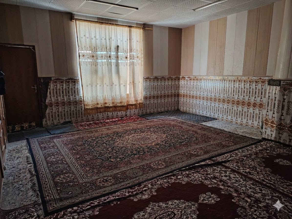 بيت للبيع 200 متر شارع المطار قريب على بوابة الخروج
يحتوي على مشتملات اثنين وانتريت مجاني يبعد عن الشارع العام 50 متر  الطابق الثاني غرفه هيكل فقط

السعر93 وبي مجال
الرقم ***********
ملاحضه البيت مو فارغ اني فرغته بالذكاء الاصطناعي حتئ تكونون بالصوره
