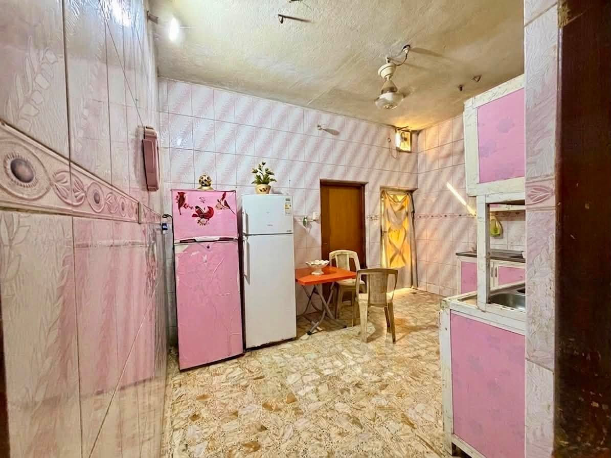 السلام عليكم ،
بيت مساحه ١٠٠م طابقين زين لقوس شارع المدارس
يحتوي الطابق الاول على غرفه نوم وصاله واستقبال ومطبخ وحمام وصحيات 
والطابق الثاني غرفه وصاله 
الرقم:***********
