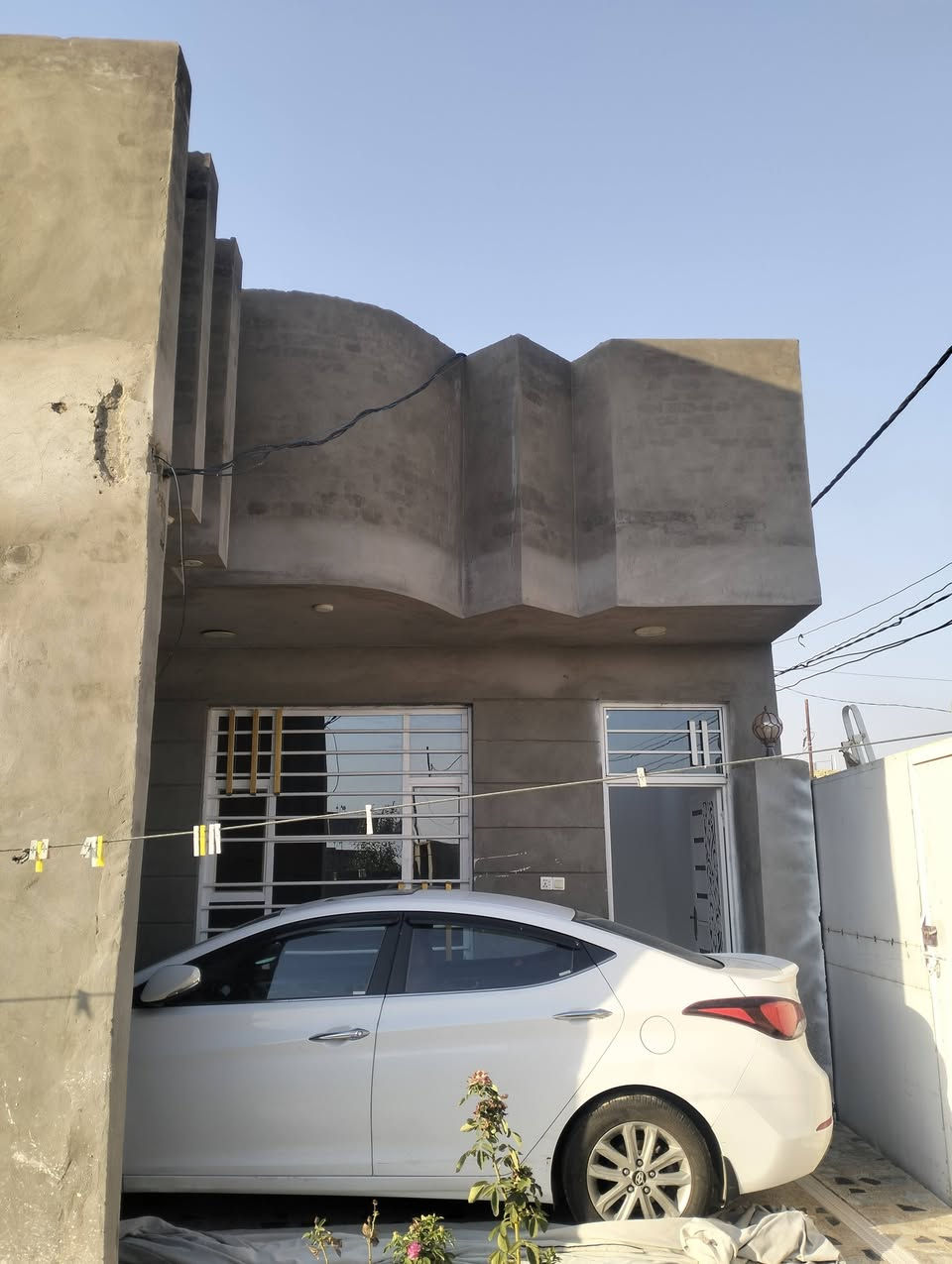 بيت للبيع مساحه 195 بناء  130 متر بصفه حديقه 65 متر بناء غرفه صاله هول مطبخ صحيات بناء حديث طابوك سقف مسلح صب  سند 25 عنوان كرادة شارع بيت خشان  مجاور شارع ابو زهراء ابو الحجامه سعر 75 وبي مجال  ***********
