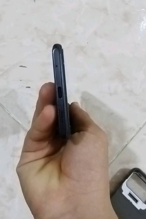التصميم والشاشة
• الشاشة: مقاس 6.67 بوصة من نوع AMOLED بدقة FHD+ (2400×1080 بكسل).
• معدل التحديث: تدعم 120 هرتز لتجربة تصفح وألعاب سلسة للغاية، مع سطوع يصل إلى 1200 شمعة كحد أقصى.
• التصميم: ظهر زجاجي محمي بطبقة Gorilla Glass 5 مع إطار بلاستيكي.
• الوزن والأبعاد: الوزن 193 جرام وسُمك النحافة 8.1 مم.
• المقاومة: الهاتف مقاوم لرذاذ الماء والغبار بمعيار IP53.
⚙️ الأداء والعتاد الداخلي
• المعالج: من شركة كوالكوم وهو Snapdragon 732G بتقنية تصنيع (8 نانومتر) ثماني النواة، ومزود بمعالج رسوميات Adreno 618.
• ذاكرة الوصول العشوائي (RAM): متوفر بخيارات   أو 8 جيجابايت من نوع LPDDR4X.
• ذاكرة التخزين الداخلية: يأتي بسعة 64 جيجابايت أو 128 جيجابايت (من نوع UFS 2.2 السريع)، ويدعم تركيب ذاكرة خارجية (MicroSD) في منفذ مخصص.
• نظام التشغيل: واجهة MIUI 12 المبنية على نظام Android 11 عند الإطلاق (قابل للتحديث لإصدارات أعلى).
📸 منظومة الكاميرات
• الكاميرات الخلفية (رباعية):
	1. الكاميرا الأساسية: بدقة 108 ميجابكسل بمستشعر واسع لالتقاط تفاصيل دقيقة وتدعم التصوير الليلي.
	2. الكاميرا الثانية: بدقة 8 ميجابكسل للتصوير بزاوية واسعة جداً (Ultra-Wide).
	3. الكاميرا الثالثة: بدقة 5 ميجابكسل لتصوير الماكرو القريب (Telemacro).
	4. الكاميرا الرابعة: بدقة 2 ميجابكسل الخاصة بعزل الخلفية (العمق).
• الكاميرا الأمامية (السيلفي): بدقة 16 ميجابكسل بفتحة عدسة f/2.45.
• تصوير الفيديو: تدعم الكاميرا الخلفية تصوير الفيديو بدقة 4K بمعدل 30 إطاراً في الثانية.
🔋 البطارية والشحن
• السعة: بطارية ضخمة بسعة 5020 مللي أمبير.
• سرعة الشحن: يدعم الشحن السريع بقوة 33 واط (يشحن حوالي 59% في 30 دقيقة فقط).
🎧 الميزات الإضافية والاتصال
• الصوت: سماعات ستيريو مزدوجة (Dual Speakers) للحصول على صوت مجسم ونقي.
• منفذ السماعات: يدعم منفذ الـ 3.5 ملم الخاص بسماعات الأذن التقليدية.
• الأمان: مستشعر بصمة الأصبع مدمج في زر الطاقة الجانبي، بالإضافة إلى خاصية فتح القفل بالوجه (AI Face Unlock).
• المستشعرات: يدعم مستشعر IR Blaster (للتحكم في الأجهزة الكهربائية عن بعد)، ومستشعر التقارب، والتسارع، والبوصلة الرقمية، والجيروسكوب.
• الاتصال: يدعم شبكات الجيل الرابع 4G LTE، وبلوتوث 5.1، والـ Wi-Fi ثنائي النطاق، والـ NFC (حسب السوق).
شكد سعة الجهاز بالضبط: 6/64 لو 6/128 لو 8/128؟ وشنو لون الجهاز؟: 
128 وا الرام 8 الون الخرجي الى جاهز اسود
حالة الجهاز شلونها؟ بيه أي خدوش، كسر، أو آثار استخدام مو مبينة بالصور؟: 
اي بيه كسر صغير جدا في الزاويه السفليه هو يتبدل بعشر تالف 
هل الجهاز مفكوك أو متبدل بيه شي قبل؟ مثل الشاشة، البطارية، أو السوكت/منفذ الشحن؟: 
اليس  مفتوح وا لايوجد اي تبديلات
وين موقعك بالعراق؟ وإذا أكو شحن أو تسليم يد بيد، شنو الطريقة المفضلة إلك؟: 
الموصل الجانب الايسر حي الاسلام جامع السلام هناك التسليم