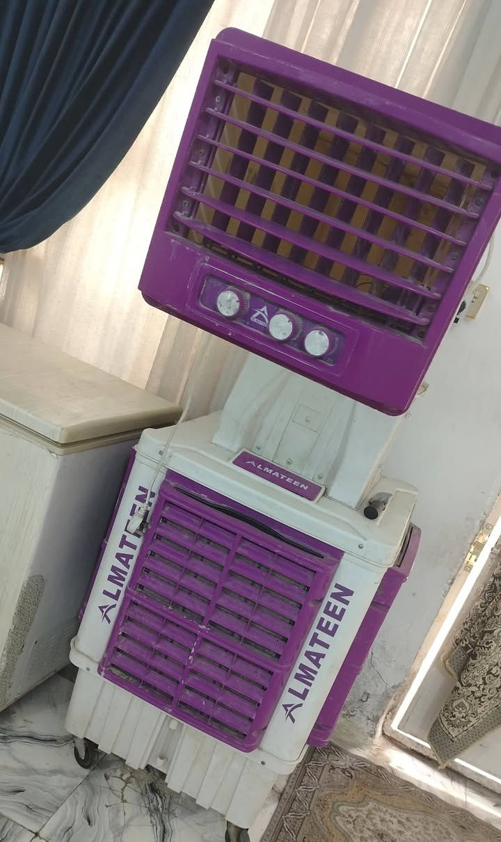 ---
*للبيع مبردة ALMATEEN عمودية لون بنفسجي × ابيض* 💜

*الحالة:* مستعملة استعمال قليل جداً ونظيفة 

*المواصفات:* 
- 3 سرعات
- عجلات للتحريك سهلة
- تبريد قوي
- خزان مي كبير

*السعر:225 وقابل للتفاوض القليل 
*المكان:* النجف

للاستفسار راسلوني خاص
***********
