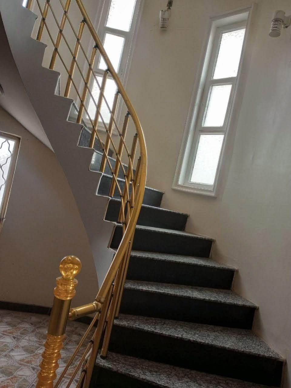 🏡 للبيع بيت سكني في قضاء الدغارة

📍 الموقع: قضاء الدغارة – حي الشهداء، على الشارع الرئيسي
📐 المساحة: 400 م²

🔹 الطابق الأرضي:
• غرفتان، مساحة كل غرفة تقريبًا 5×4 م
• مطبخ
• صالة كبيرة جدًا بطول يقارب 10 م
• استقبال واسع، حوالي 8 م أو أكثر
• صحيات داخلية وخارجية
• ممر يحيط بالبيت من جميع الجهات

🔹 الطابق الأول:
• غرفتان، مساحة كل غرفة تقريبًا 4×5 م
• صالة واسعة حوالي 7 م
• صحيات

🔹 المميزات الإضافية:
• كراج
• حديقة
• يحتوي البيت على محل
• موقع مميز على الشارع الرئيسي
• مناسب كبيت سكني أو معهد أو مشروع استثماري

📞 للاستفسار والتفاصيل، مراسلتي
واتس اب / ***********
