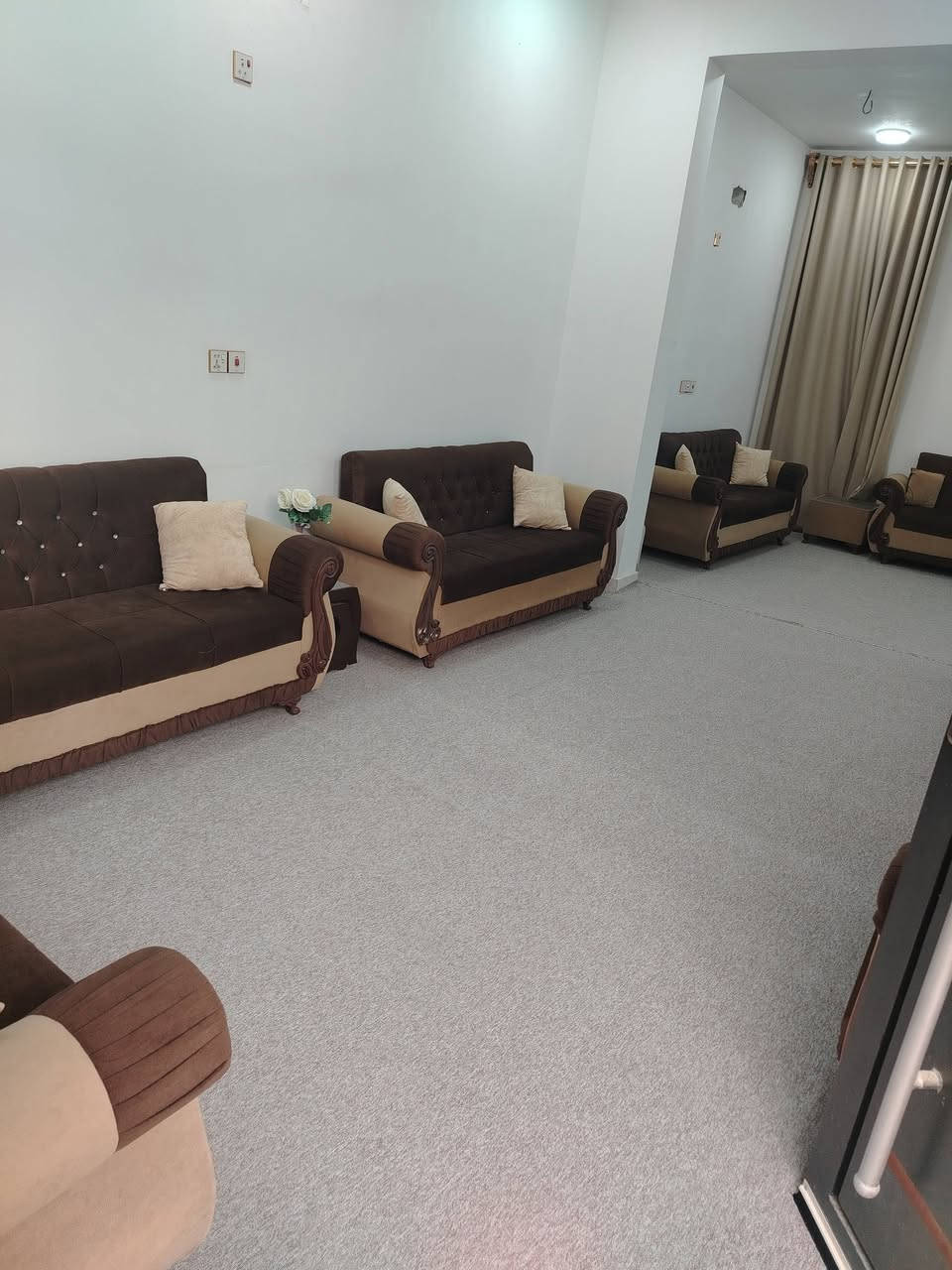 بيت البيع منطقه الصياغ شارع ال حافظ قرب من احسينيه جعفر الصادق 
مساحه ٢٠٠ متر
يتكون من براني مال رجال ستقبال  مال نساء
ومطبخ معه كاونتر   وصاله وغرف عدد ثنين ومجمع حمامات داخلي وحمامات خارجي وبيتونه معه مخزن
ومنور عدد ثنين

سنه البناء ٢٠٢٣ بيت بعده جديد.  سعر خاص 

زراعي اقرار محكمه   للاستفسار تصال على رقم
***********
