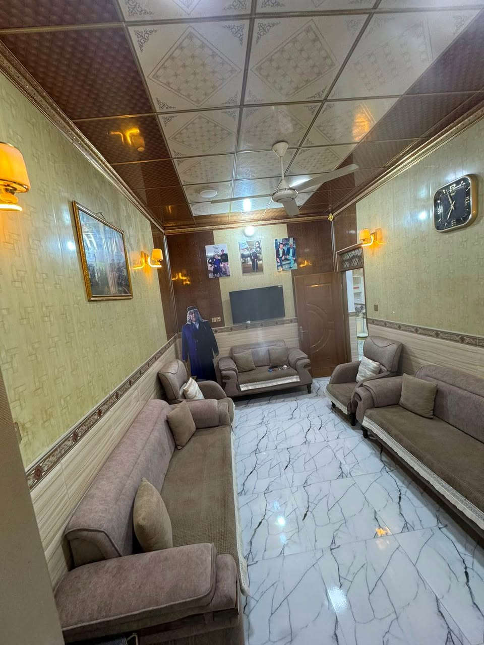 دار للبيع  بحي الخليج  مساحة البيت 100م طابقين

*الطابق الارضي استقبال + مطبخ + صالة استراحه + غرفة نوم + حمام + منور تحت الدرج 

*الطابق الثاني غرفه + صاله + حمام وتواليت + غرفه للمستقبل ومسويهه مثل المخزن/

*بناء البيت مثل ما استقرينه بيه جديد ونضيف وما بيه اي خراب أو تصليح السعر 135 
راقم الهاتف *********** عمارة, ميسان
