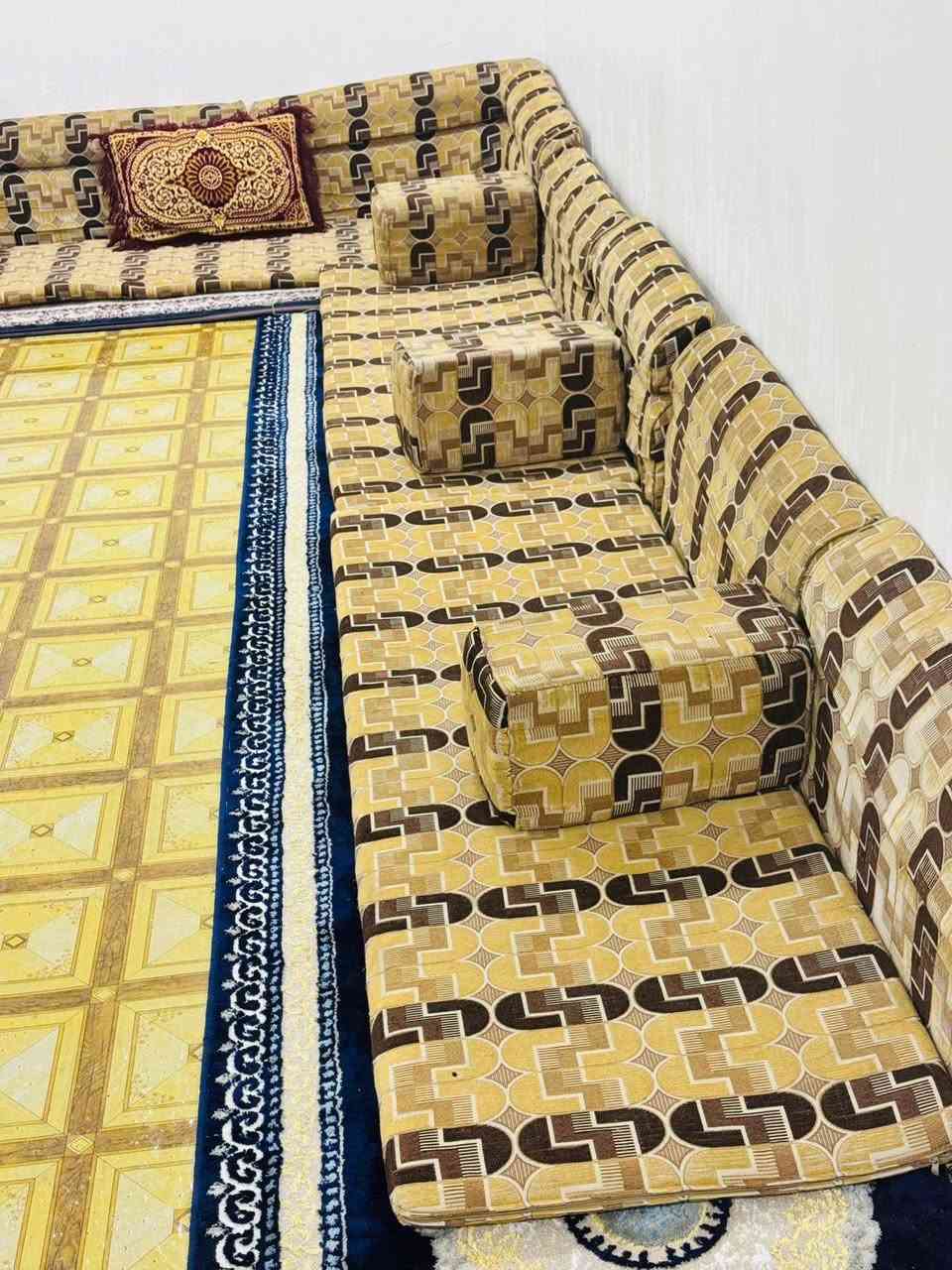 ديوان نظيف للبيع يكفي مساحه 7×4متر ب250 وبي مجال
***********
