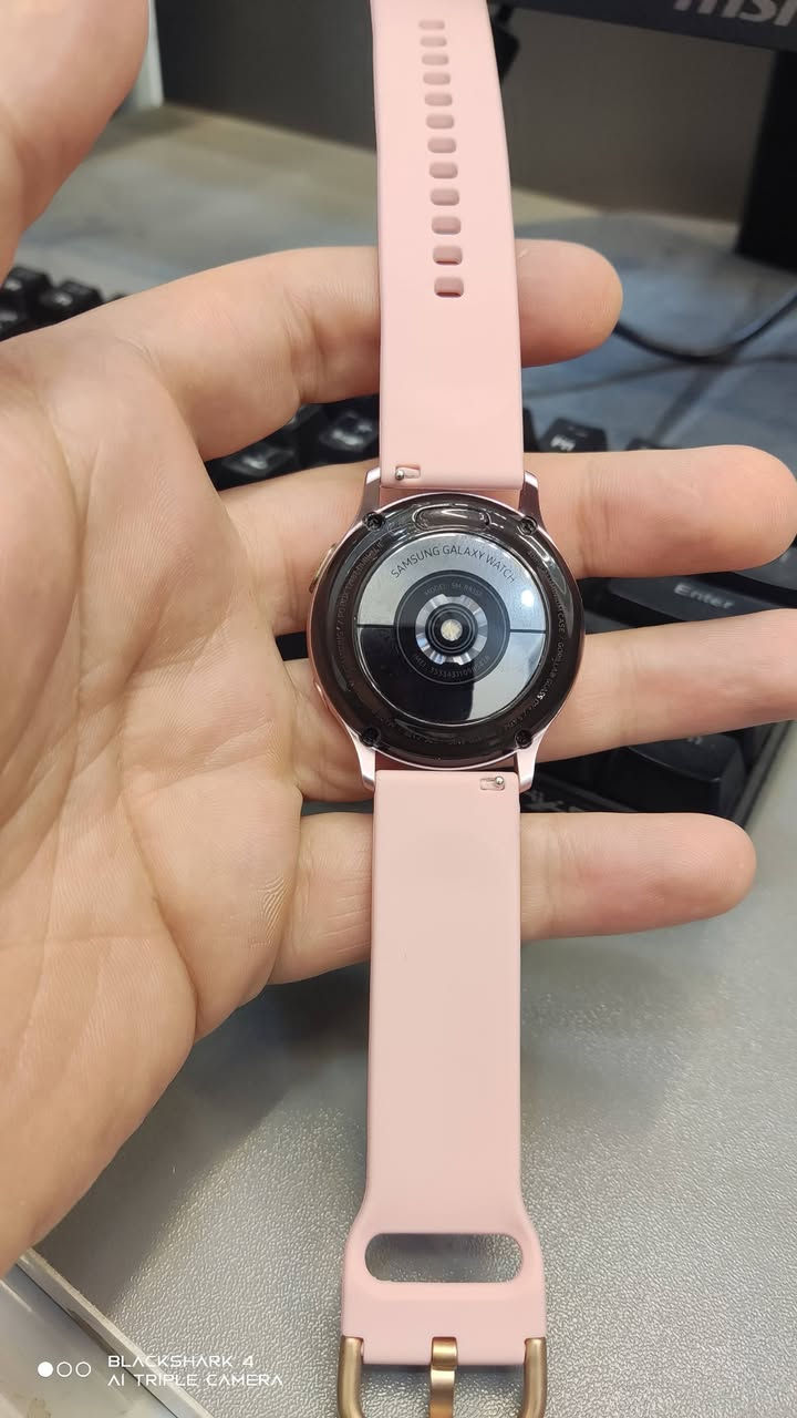 samsung active 2
نضافة 100 💯 
حجم 40 نسائي السعر 60 الف للاستفسار خاص

نص مكتوب في الصور:
- BLACKSHARK 4 AI TRIPLE CAMERA