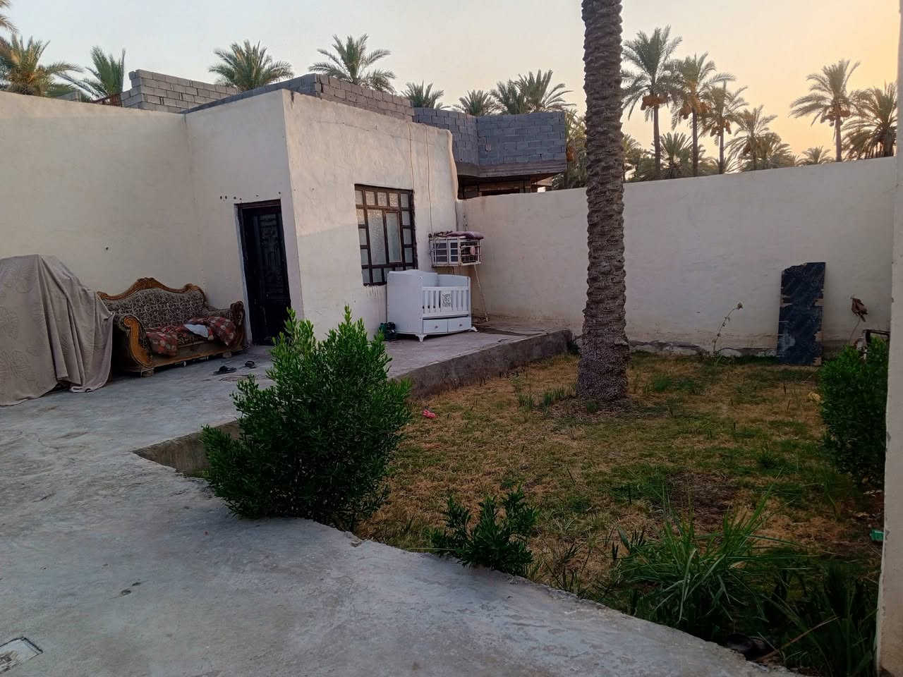 السلام عليكم قطعه بمساحه 400متر بوجهه 14.5ونزال 28تحتوي على دار مساحه 90متر شارع 7متر تبعد عن التبليط 150متر الموقع كربلاء المقدسة الحسينيه العطيشي منطقه ام ماشه قرب جامع الامام علي السعر 60 مليون وبيها مجال لطيبين ***********
***********واتساب
