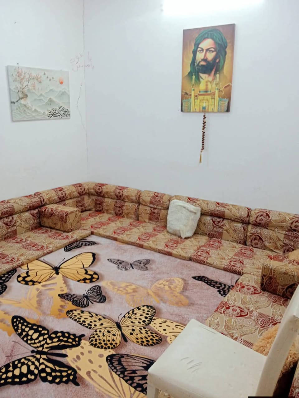 السلام عليكم اخوان بيت زراعي للبيع المساحه 120 البناء بلوك خدمات كامله البيت يتكون من غرفتين ودوانيه ومطبخ وغرفه قاط ثاني البيت نزله ابو كامل الرئيسيه مقابل النزله الاولى مال حي الجوادين الاستفسار على الرقم او واتساب ***********
