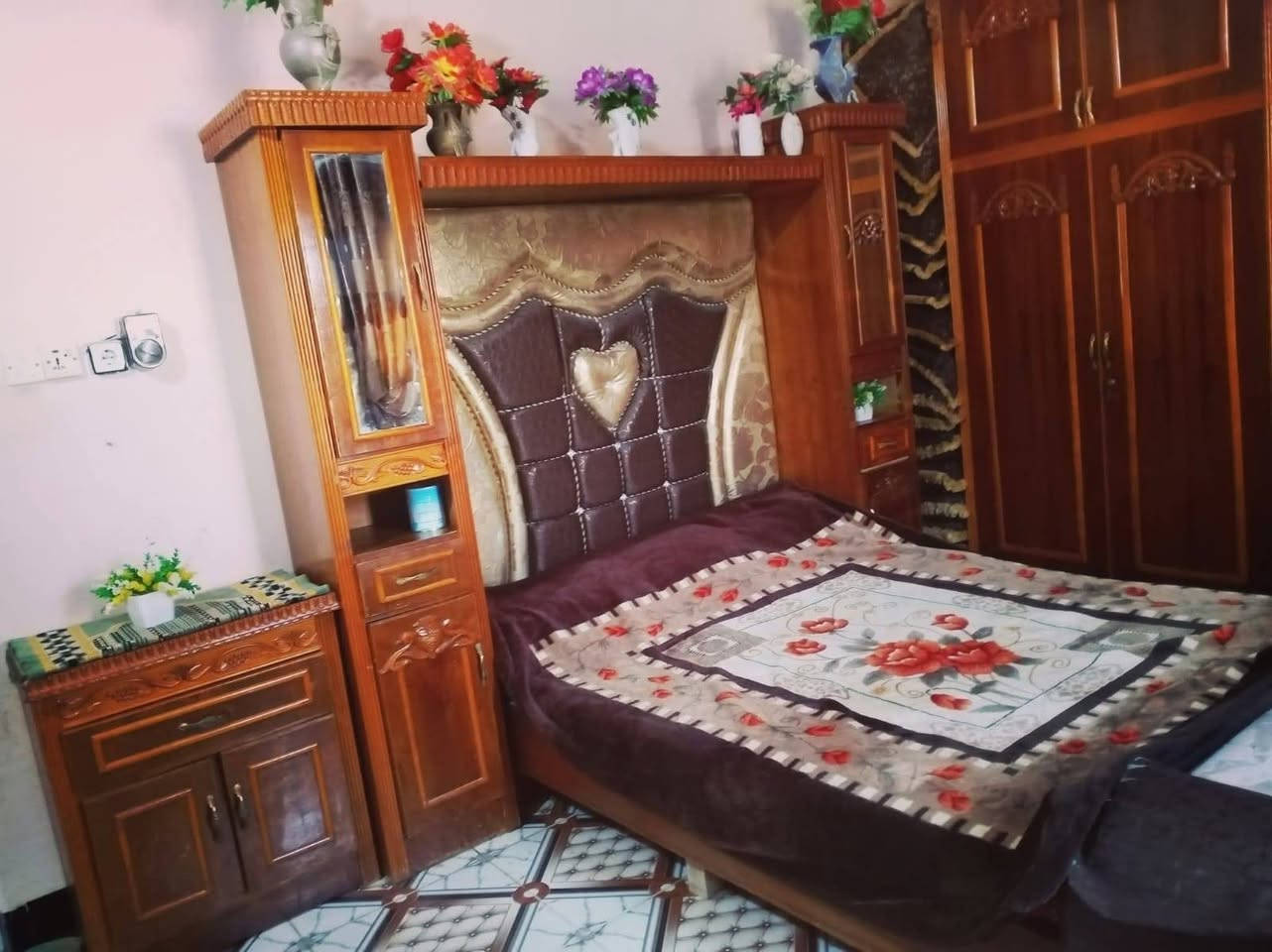 السلام عليكم 
يوجد لدينا غرفة اخشاب 
البيع مستعمل نضيفه 
السعر ٧٥٠الف وبيه مجال
التواصل ***********
