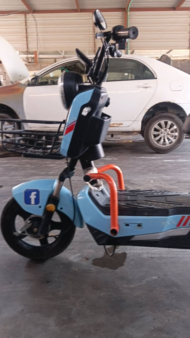 السلام عليكم 👉🏻✨

دراجه  شحن حجم 14. 🛵
دراجه نضيف كلشي مابيه مكفول.. مفتاحين +بصمتين🔑
جديد ممستغدمه فقط 3 اشهر....... فقط نقص بطاريات👌
الدراجه. 
(سعر الدراجة)... 170 وبيه مجال... 🤏
مكان... واسط الكوت.. الخاجيه... 

التواصل على هاذه الرقم.📲(***********)📞
