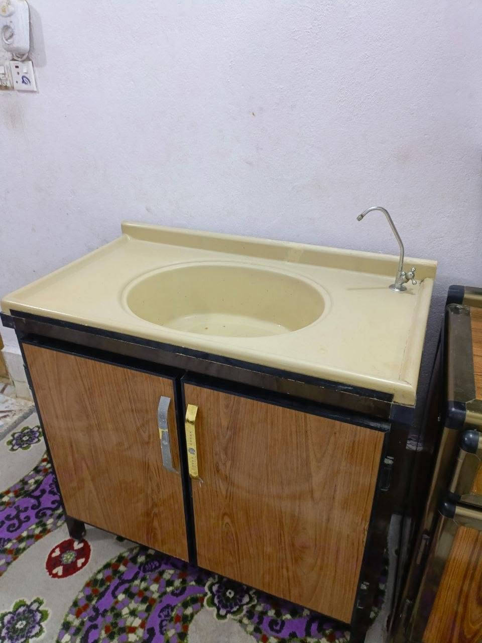السلام عليكم كاونتر مع سنك مرمر اخو الجديد تزكام درجة اولى نضيف كلش استخدام قليل قياس (الكاونتر متر ونص)(والسنك متر ) الاتصال بالرقم *********** واتساب موجود
