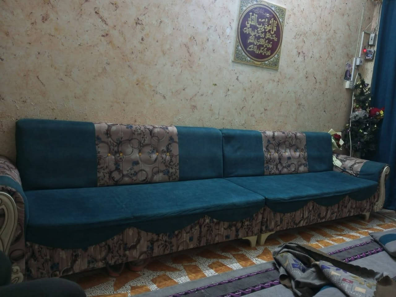 السلام عليكم عندي ديوان نضيف للبيع السعر 250 قفل عنوان جلبيه فلكه الجمعيه مقابل جامع اهل البيت  رقم ***********
