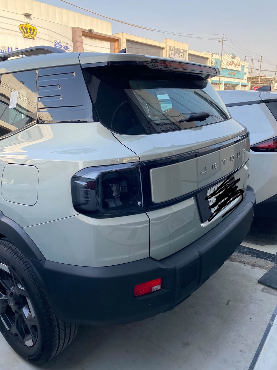 ￼

🚙 جيتور T1 Comfort 2.0T

المواصفة Comfort
المحرك 2.0 لتر تيربو
القوة 255 حصان (187 kW)
العزم 390 نيوتن.م
القير أوتوماتيك 8 سرعات AT
الدفع أمامي FWD
السرعة القصوى 180 كم/س تقريباً
الوقود بنزين 95
سعة التانكي 70 لتر
المقاعد 5
طول السيارة 4705 ملم
العرض 1967 ملم
الارتفاع 1843 ملم
قاعدة العجلات 2800 ملم
الخلوص الأرضي 199 ملم
حجم الشنطة 574 لتر
الجنط 19 إنچ، 235/60 R19

⭐ أهم تجهيزات الـComfort
 • شاشة وسطية 12.8 إنچ
 • شاشة عدادات 10.25 إنچ
 • معالج Snapdragon 8155
 • Apple CarPlay وAndroid Auto لاسلكي
 • شحن لاسلكي
 • 8 سماعات
 • تكييف أوتوماتيك ثنائي المنطقة
 • فتحات تكييف خلفية
 • مقاعد جلد صناعي
 • المقاعد الأمامية كهربائية + تهوية
 • ذاكرة كهربائية للشنطة
 • باب شنطة كهربائي
 • تشغيل ودخول بدون مفتاح
 • إضاءة LED كاملة بالـComfort

📞***********.       
بغداد/البياع
