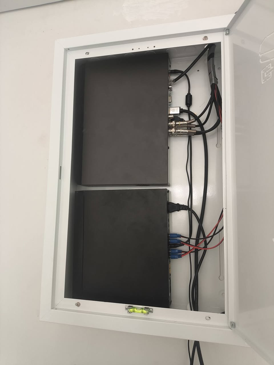 تم التنصيب/ الديوانية قضاء السدير 
1-Dvr Hikvision CH5 /5M
2-كامرات عدد 2 2M/عدد5M/2

3-هارد1T
4-بوكسات عدد8
5-Ups 120W+Hdmi,1.5
6-بكره واير كاربون RG
8-bor+pcn16عدد
الفني اديب الكعبي 
لتواصل والاستفسار 
***********
***********
