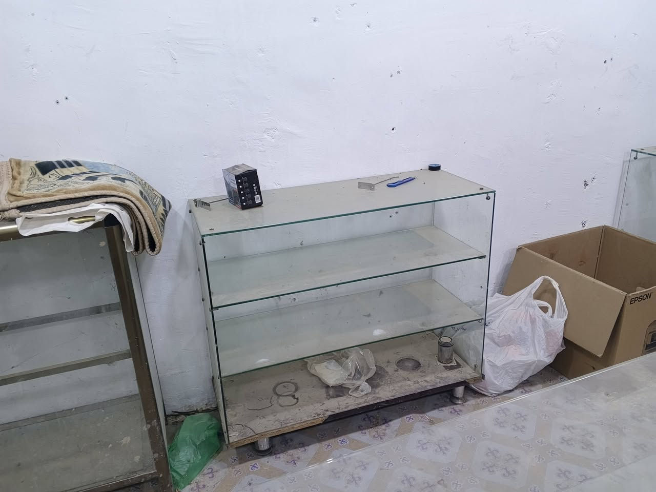 السلام عليكم فاترينات للبيع سعر الوحده 65 الف وبيها مجال مكان بغداد ابي غريب للتواصل *********** تعاليك المنيوم سعر 100
