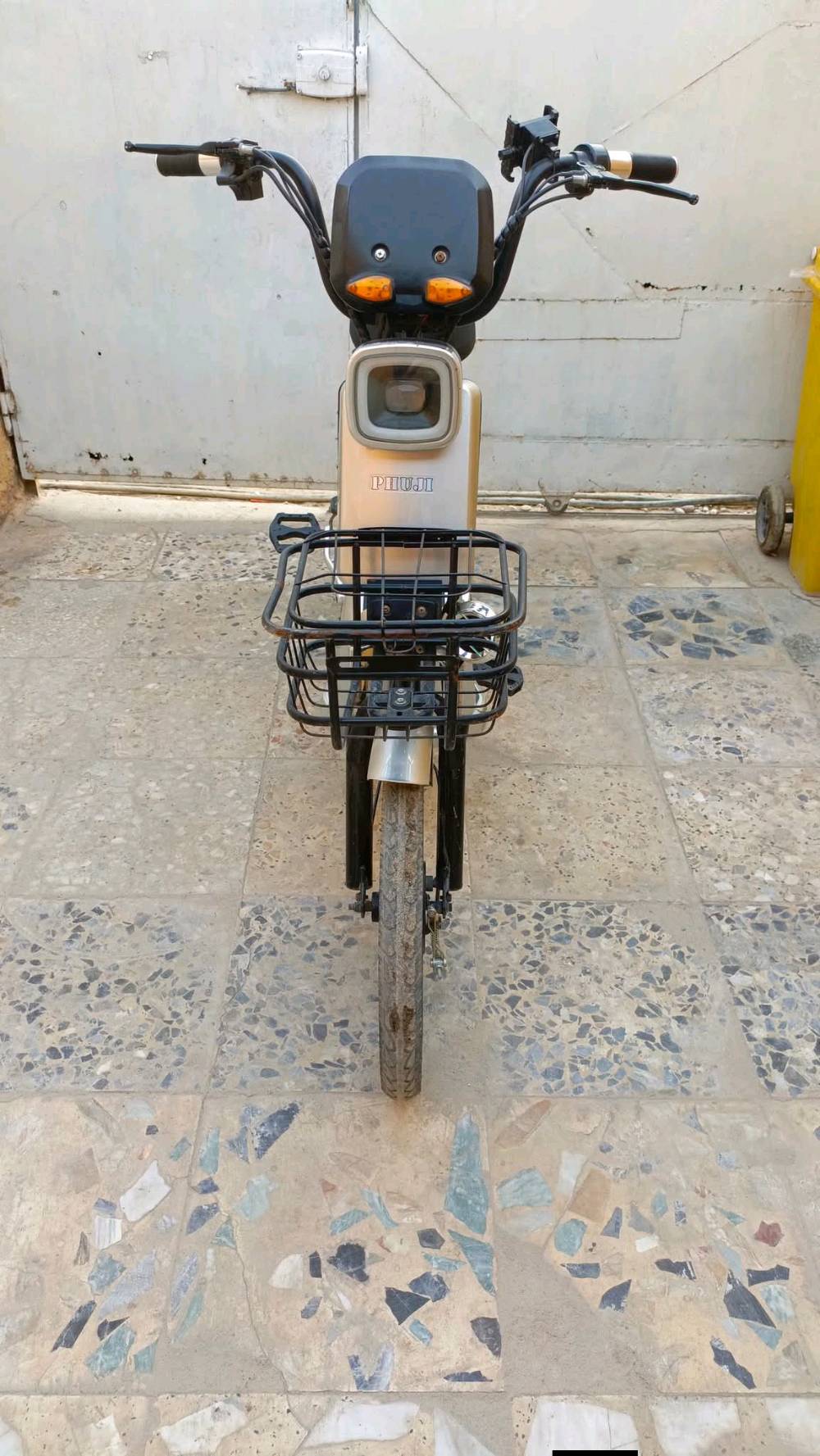 سلام عليكم دراجه شحن للبيع.  كامله. مكاني بغداد  الكاظميه. *********** سعر خاص