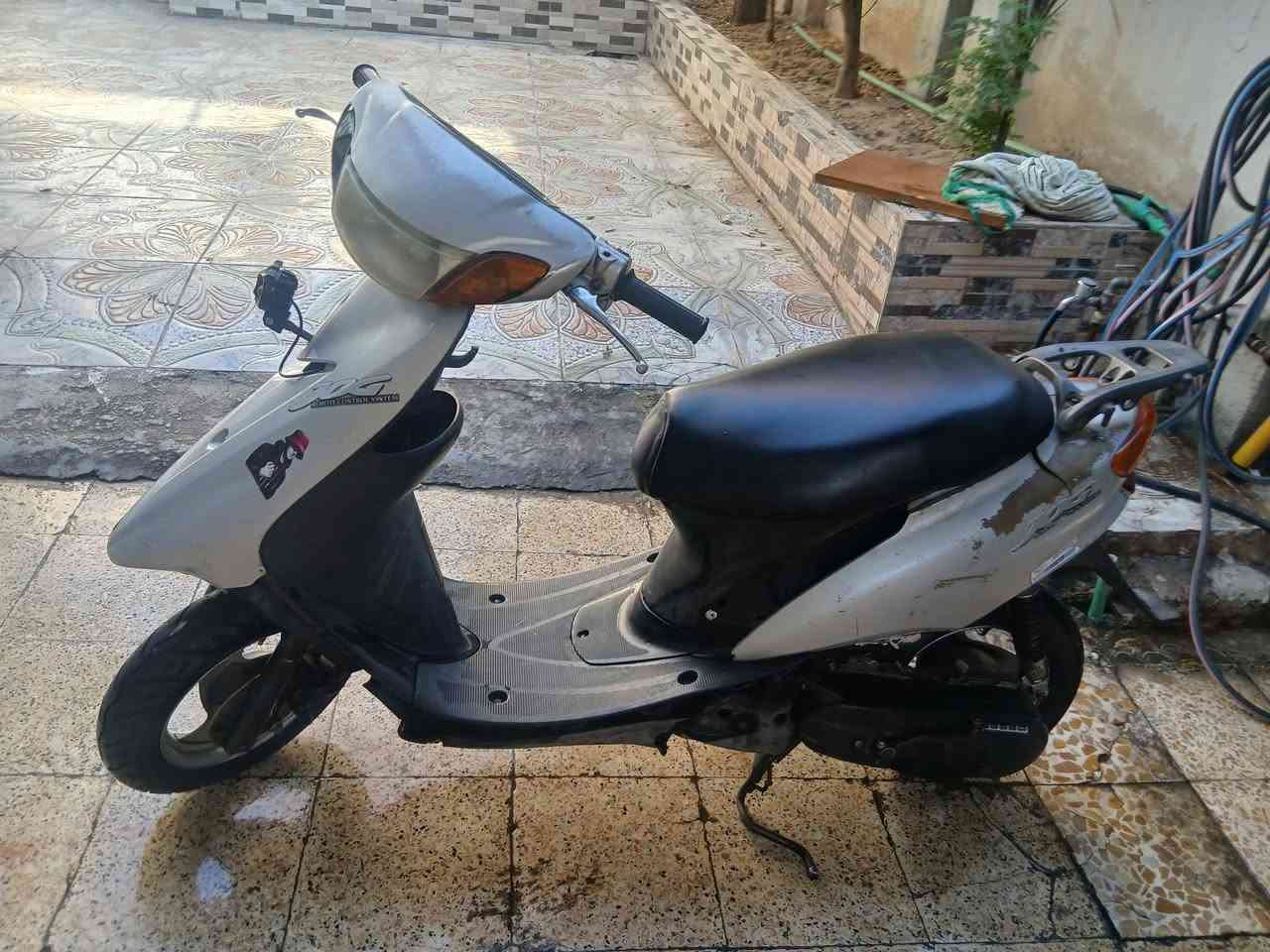 سلام عليكم دراجه عصفوري فرخ لكزز للبيع الدراجه نضيفه وتخبل خير من الله تحريكه تخبل مهدل حلو دراجه كاعده بيها نواقص الي هيه الباتري وتريشه الايسر  فقط يعني ما يروحلك مصرف ويرجع لايت سلف كلشي فول دبلتو تخبل وره وكدام شاصي شرط مكينه بس بستن نص معمره من فوك يعني فقط السعر 300وبي مجال للطبين العنون حي عدن الرقم ***********
