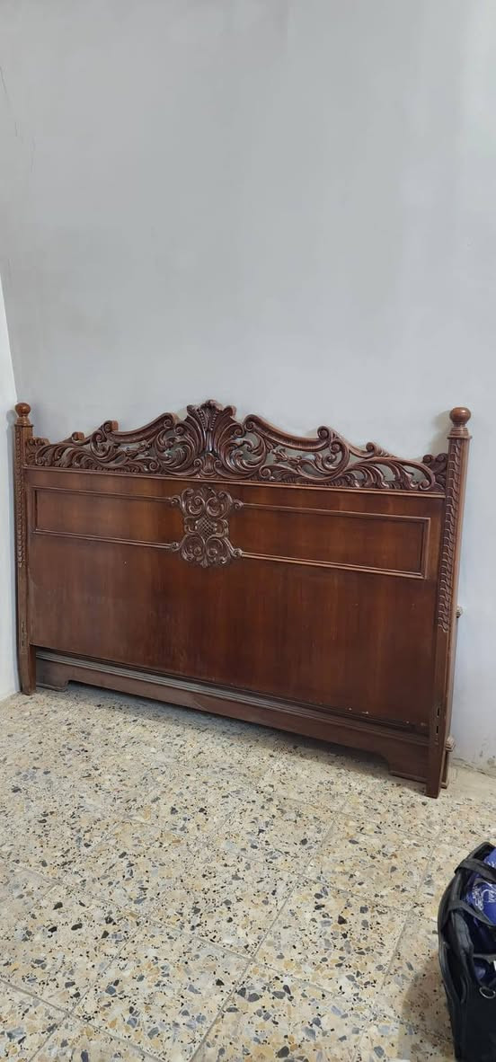 كنتور صاج درجة اولى خمس ابواب مغلف بالصاج من الداخل ايضا بحالة جيدا جدا تاج تحفير مع قريولة نفرين  صاج ايضا وتحفير شغل الاول
السعر مليون دينار 1,000,000
للطلب والاستفسار ***********
