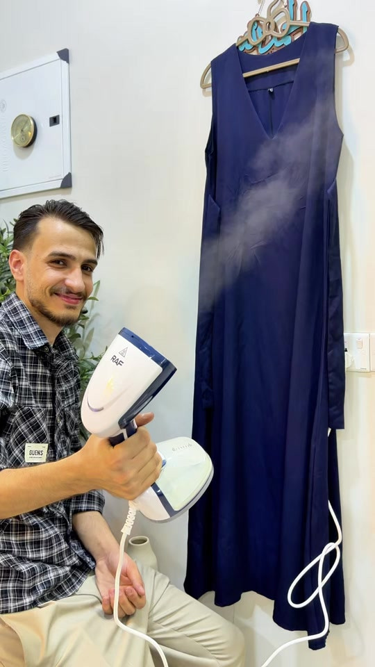 مكواة البخار العمودية من راف 💨 تخلي ملابسك مرتبة ومكوية بسرعة، بدون تعب وبدون الحاجة لطاولة الكي. 💨 بخار يساعد على فرد التجاعيد 👗 مناسبة للفساتين والعبايات والملابس ⚡️ سهلة وسريعة بالاستخدام علّقي ملابسك ومرري البخار… والنتيجة ملابس مرتبة بأقل مجهود  العاصمة  *********** ***********
