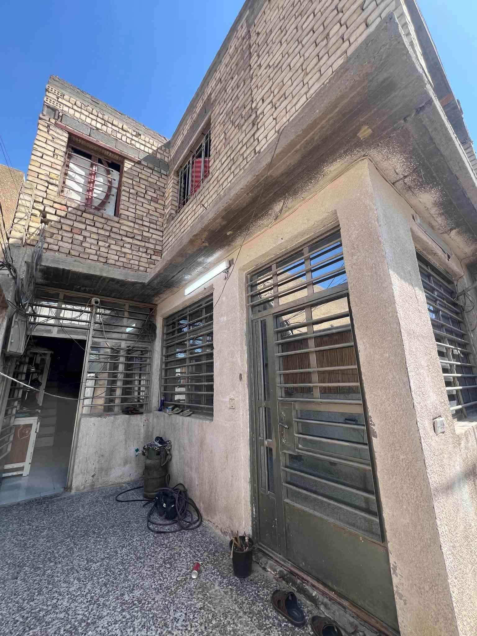 السلام عليكم عندي بيت للبيع طابقين صب وبيتونه  الطابق الثاني غرفتين ناقصهم ارضيه وبياض فقط كهرباء مسس وكآمل عله شارع عام كبالي طابو خدمات تبليط ومي بناء حديث تجاوز السعر 40
***********
