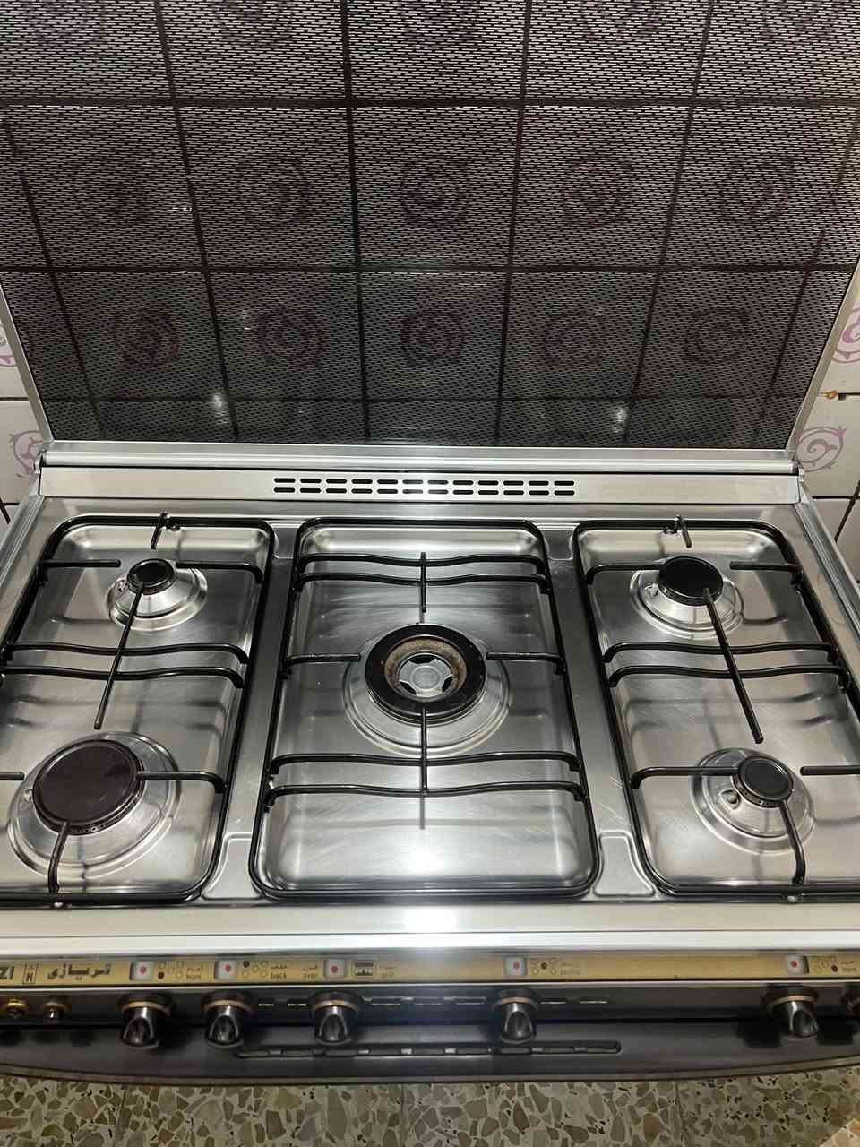طباخ كريازي مستعمل خمس عيون نضافته 100/100 سعره 450 وبي مجال رقم الهاتف ***********
