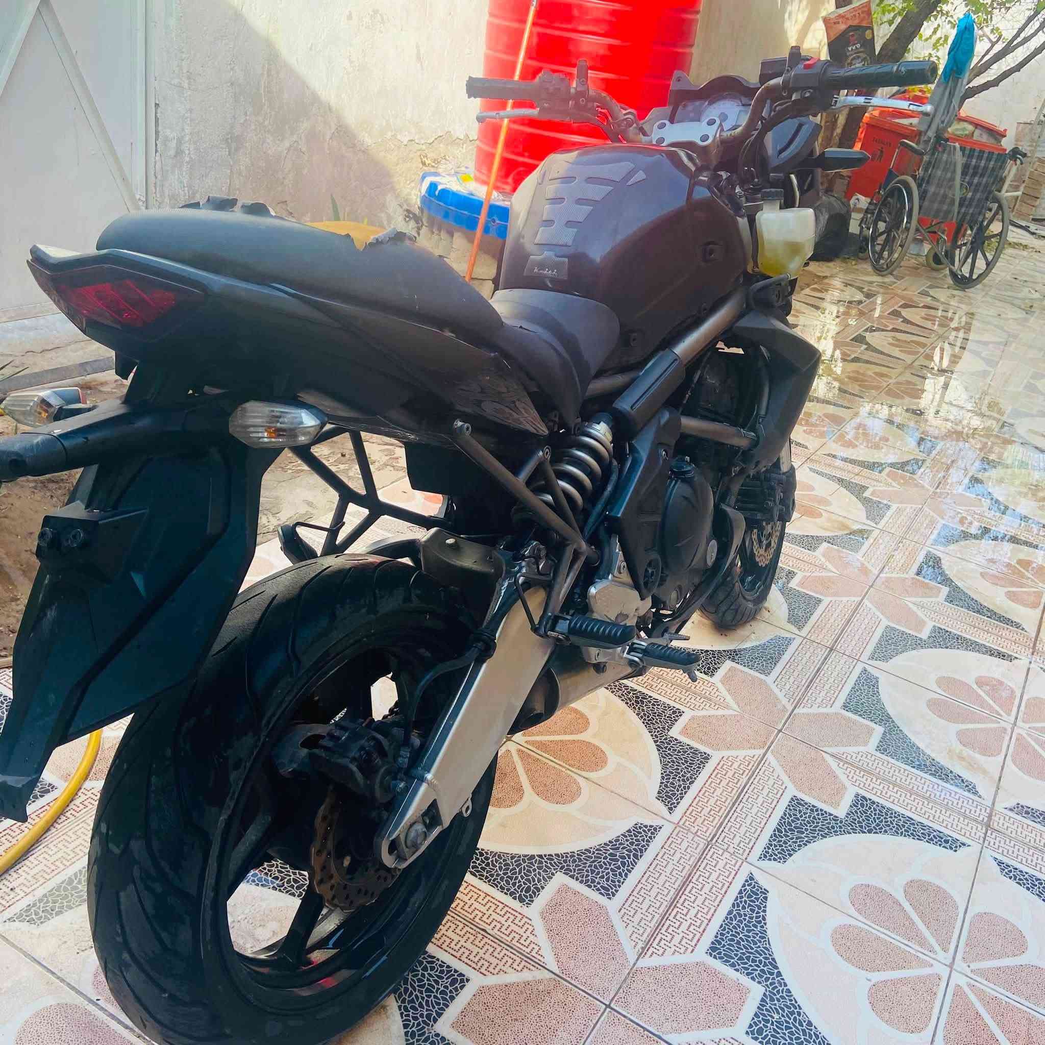 *للبيع: Kawasaki ER-6N * كاوسكي ER-6N ، الدراجة كلك ، بدون اوراق
الدراجه متروكه صارلها فتره يرادلها شغل بسيط وترجع تشتغل ابيعها وهيه واكفه شرط كفاله عامه للمحرك من الفتح والتبخير والصوت 

*تفاصيل الدراجة* 
- *النوع*: Kawasaki ER-6N 
- *المحرك*: - 2 سلندر - تبريد مي 
- *الموديل*: تقريباً 2009-2011  

 
الملاحظات : الدراجه واكفه يرادلها باتري وقبق الملف ما كابس عدل الدهن ينزل منه بشكل بطيئ جداً والعتله مال الكلج مكسوره لكن موجوده 
مناسبة جداً للي يريد يشدها او يريدها قطع غيار. كل شي بيها اصلي. 
 
*السعر : مليون 
*المكان*: البصرة واتساب: [
