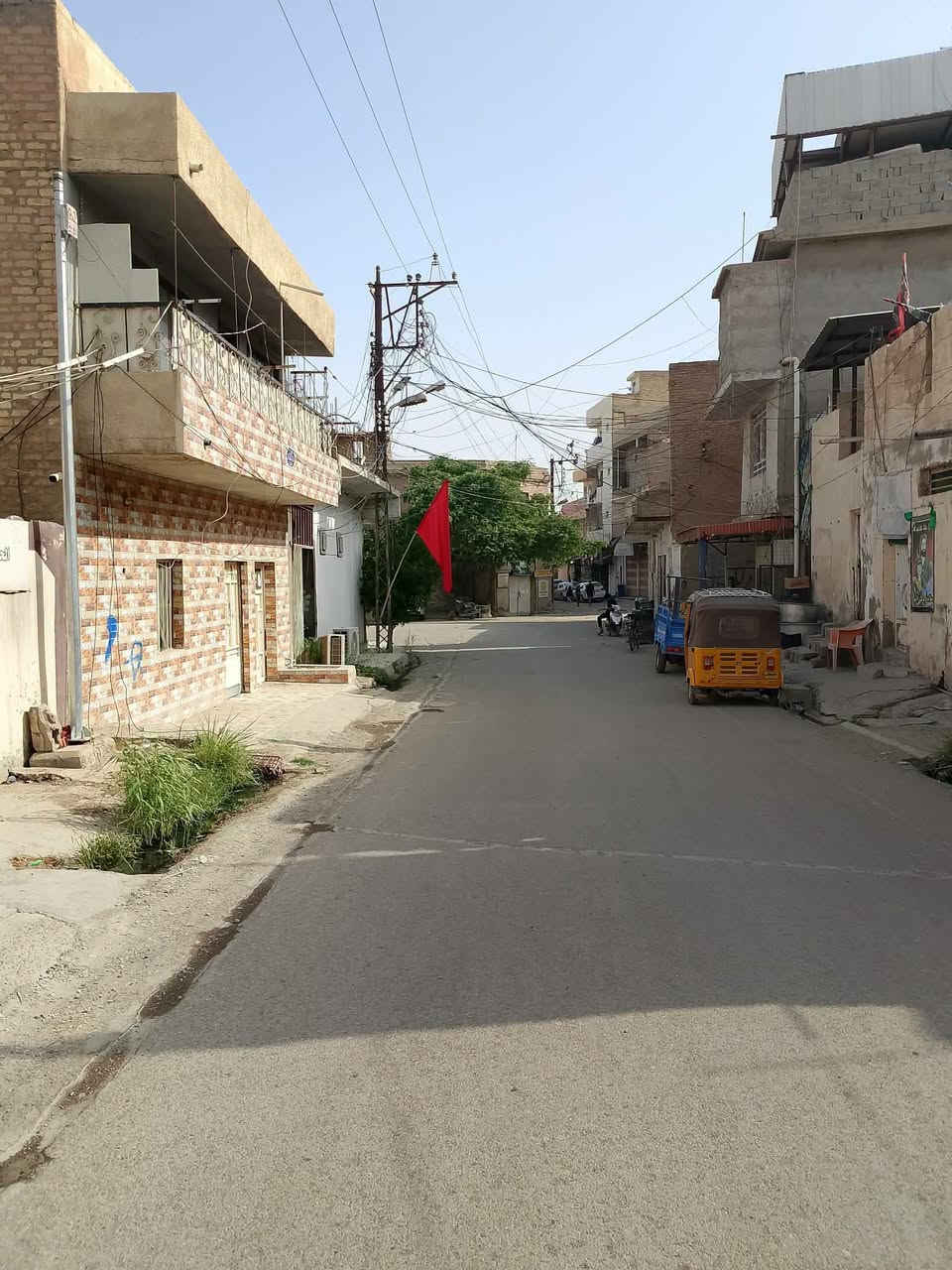قطعة ارض تجارية سكنبه للبيع
مساحته 144 على شارع العام وجه القطعه 
9 ونص الموقع ديالى بعقوبه المركز السراي تبعد عن شارع العام خريسان وسوق بعقوبه 500 متر وخلف القطعه كورنيش ديالى الاستفسار ***********

نص مكتوب في الصور:
- ويبعد عن شارع العام خريسان وسوق بعقوبه المركز 500 متر
- يبعد عن شارع العام كورنيش 125 متر
- برتقال ديالي