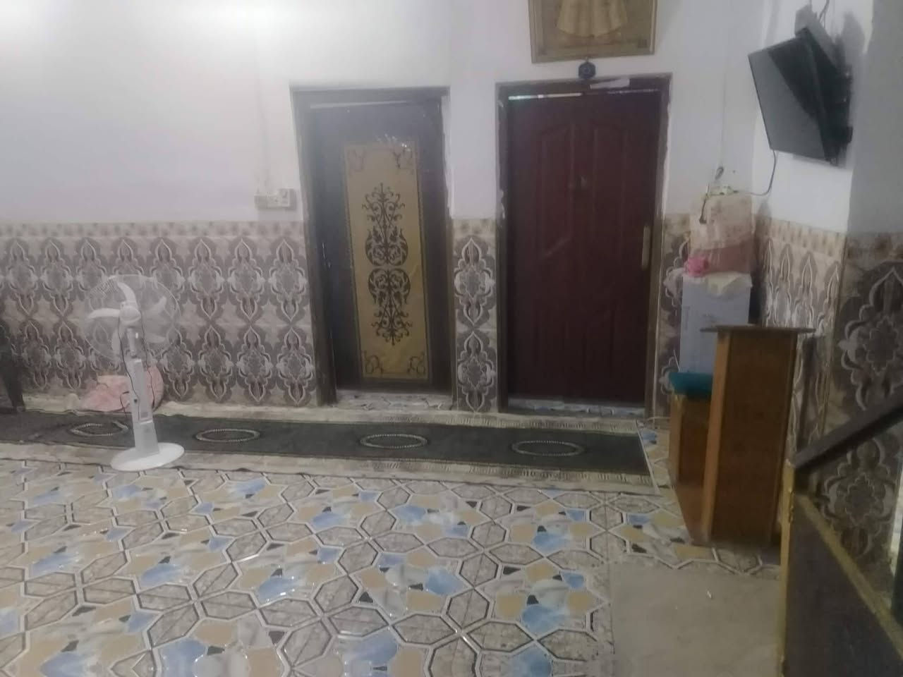 سلام عليكم بيت البيع مساحته 200 بي زراعي غرفتين وصاله واستقبال وصحياات داخليه وخارجية   وممر داير ما داير البيت والبيت حلو ومرتب ونضيف إلي يحب يتواصل ويانه سعره 60  وهذه رقمي  *********** ديوانيه حي لامين  أول ملعب شهيد جمال
