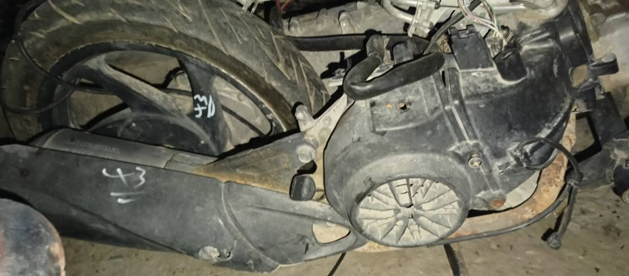 محرك نضيف  مل حوية صارلة هوي من متروك 6اشهر مافتوح ولا برغي سعر 300رقم الهاتف ***********
