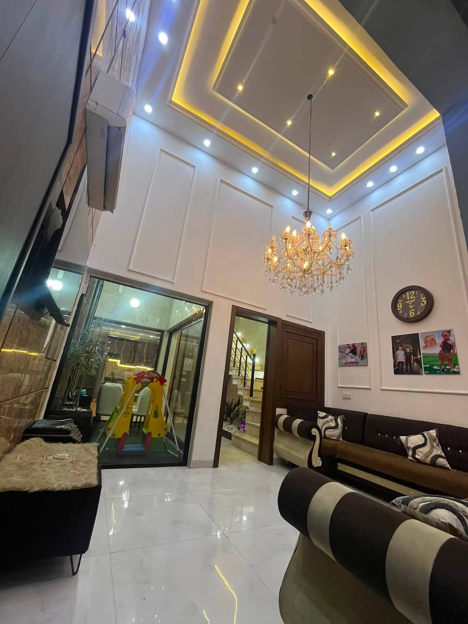 🏡 عروض مكتب قصر الفخامة للعقارات

دار للبيع – حي النور (قرب مجسر المثنى)

🔹 المساحة: 100 م²
🔹 الواجهة: 5 م
🔹 البناء: 3 طوابق، تصميم حديث، مؤثثة بالكامل.

مواصفات الدار:
✅ 3 غرف نوم
✅ هول
✅ غرفة استقبال
✅ مطبخ مؤثث
✅ 3 صحيات
✅ بيتونة
✅ نافورة داخلية
✅ 5 سبالت
✅ كاونتر راقٍ
✅ طخم ديوان
✅ كاميرات مراقبة
✅ مبردات بلاستك كبيرة

📞 للاستفسار عن السعر أو التواصل عبر واتساب:
***********
***********

📍 عنوان المكتب:
حي النور – سايدين دانية ماركت – بعد ملعب كلاسيكو.

مكتب قصر الفخامة للعقارات
نسعد بخدمتكم والإجابة عن جميع استفساراتكم.
