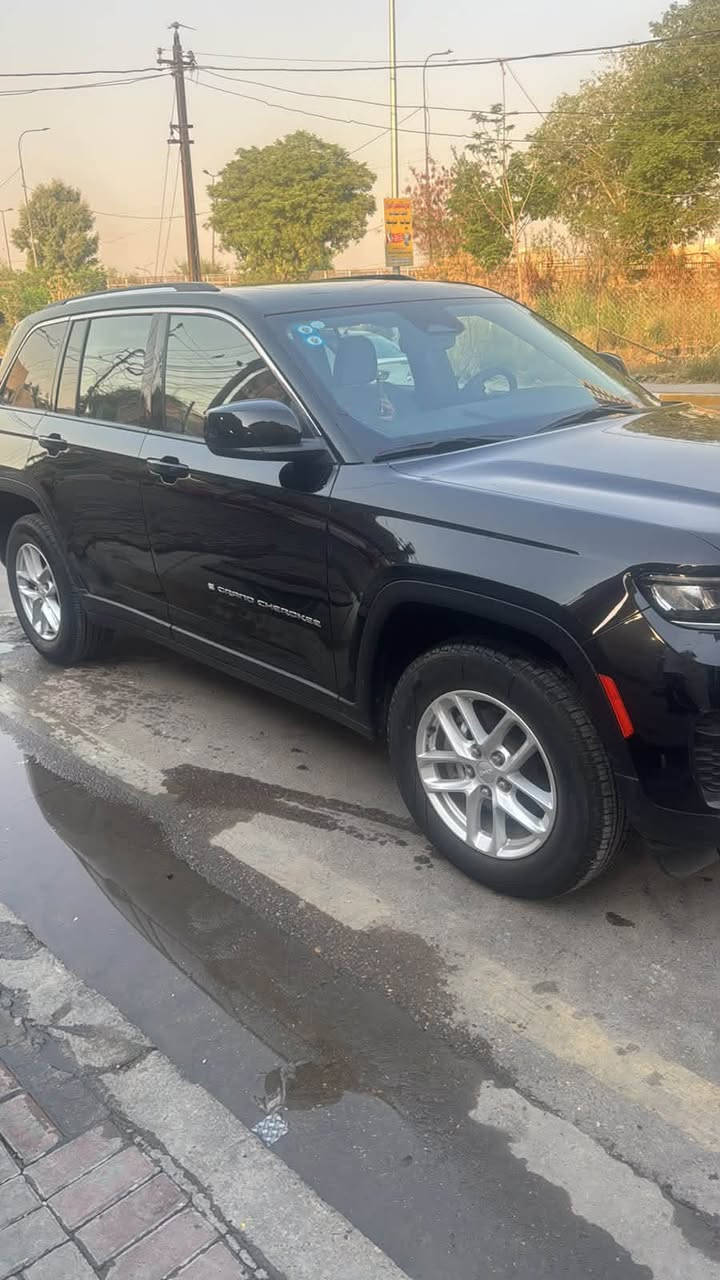 Jeep/2023
مواصفات لاريدو 
بصمه_فتحه_تحكم كشنات كهرباء
6سلندر_بانزين_
مود سبورت_كشنات قماش
امريكي ضربته بلصوره 
***********
اليحب يتوصل على هاذه رقم بي وتساب
