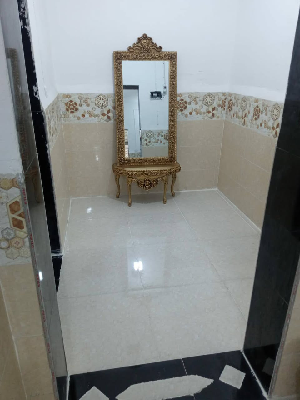 السلام عليكم بيت في الخالص حي الزهراء المدخل الاول الفرع الثاني طابو صرف مساحته ٢٥٠متر يتكون من كراج و٣ غرف وصاله ومطبخ وصحيات وحديقة خلفية السعر ٨٥ وبي مجال قليل للشراي للتفاصيل اتصال فقط ع الرقم 
***********
