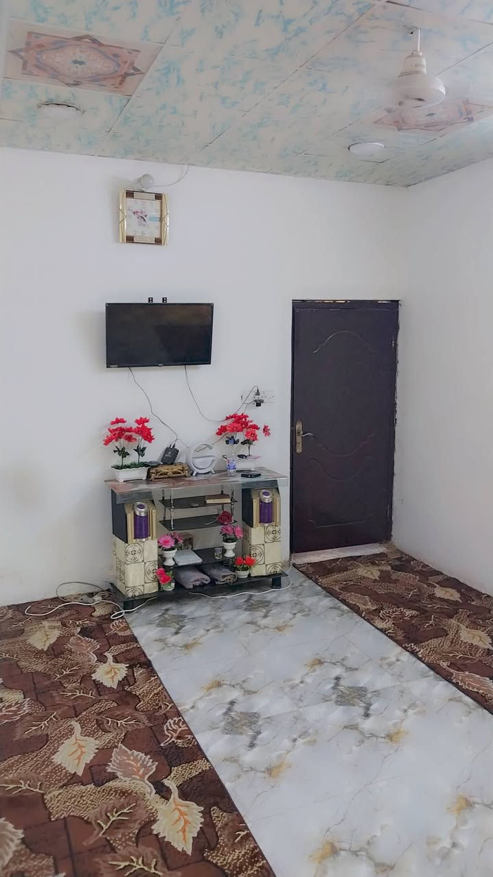 بيت للبيع – التأميم / شارع جبور
المساحة: 125 متر مربع

تفاصيل العقار:
• استقبال
• غرفتان
• صالة
• مطبخ
• منور وملحقاته
• يحتوي على محل
• كهرباء خطين (جهتين)

للاستفسار والتواصل:
***********
