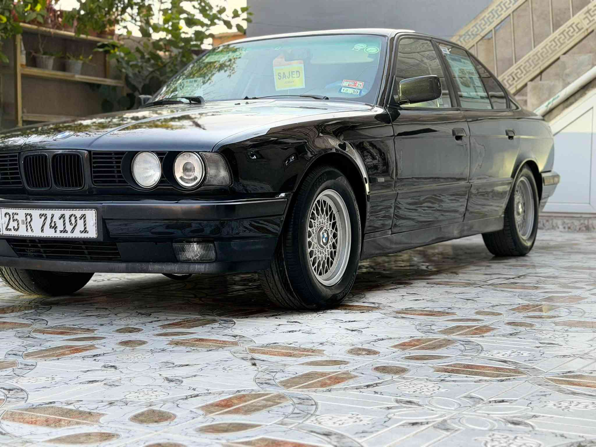 #السلام_عليكم 
  BMW 525 مسكر 
موديل 92
لون اسود ملكي
              ꧁مواصفات꧂
«رقم كركوك مشروع وطني
«هزه جديد
«سلايت طكتين 
«داخل ابيض
«كير اوتماتيك 
«نظام سبورت
«تبريد تدفئه
«قفل مركزي
«دبل ايرپاك
«الكشنات الاماميه تدفئه
«اربع جامات كهرباء
«بيها بلوتوث وي اس بي
«السياره باسمي 
«تخم تايرات جدد
» اول صبغه اله سياره بدون 
حادث ولا جطل
» صدر امامي خلفي شرط 
» سياره جاهزة اي نقص مابيه 
» سياره كروز سرعه شغل 
» حجر بيئه موجود بيه
مكان السيارة كركوك 
الاستفسار الاتصال ع الرقم***********
