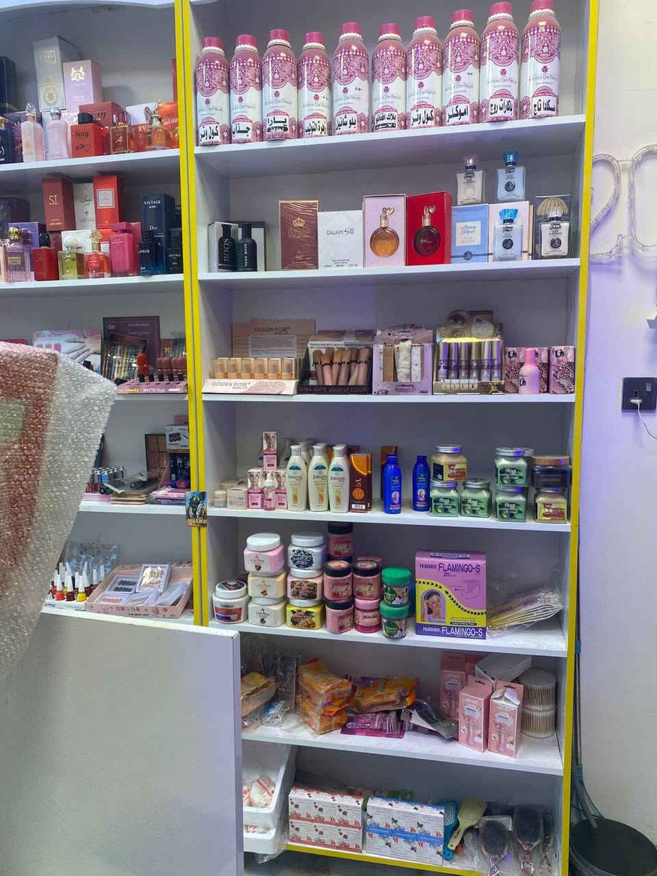 سلام عليكم

محل للبيع
كوزمتك وعطور
كامل مكمل
مواد تجميل
مواد تنضيف
مواد شعر
مواد جسم عام
عطور فرنسي
عطور انكليزي 
48 علبه عطر فرنسي وانكليزي 
مع شيش 50 مل و30 مل
شامبوات بانواعها 
جميع احتياجات الكوزمتك متوفر

عنوان : الكفائات قريب اسواق جكليته او مدراس بغداد

للاستفسار: ***********

