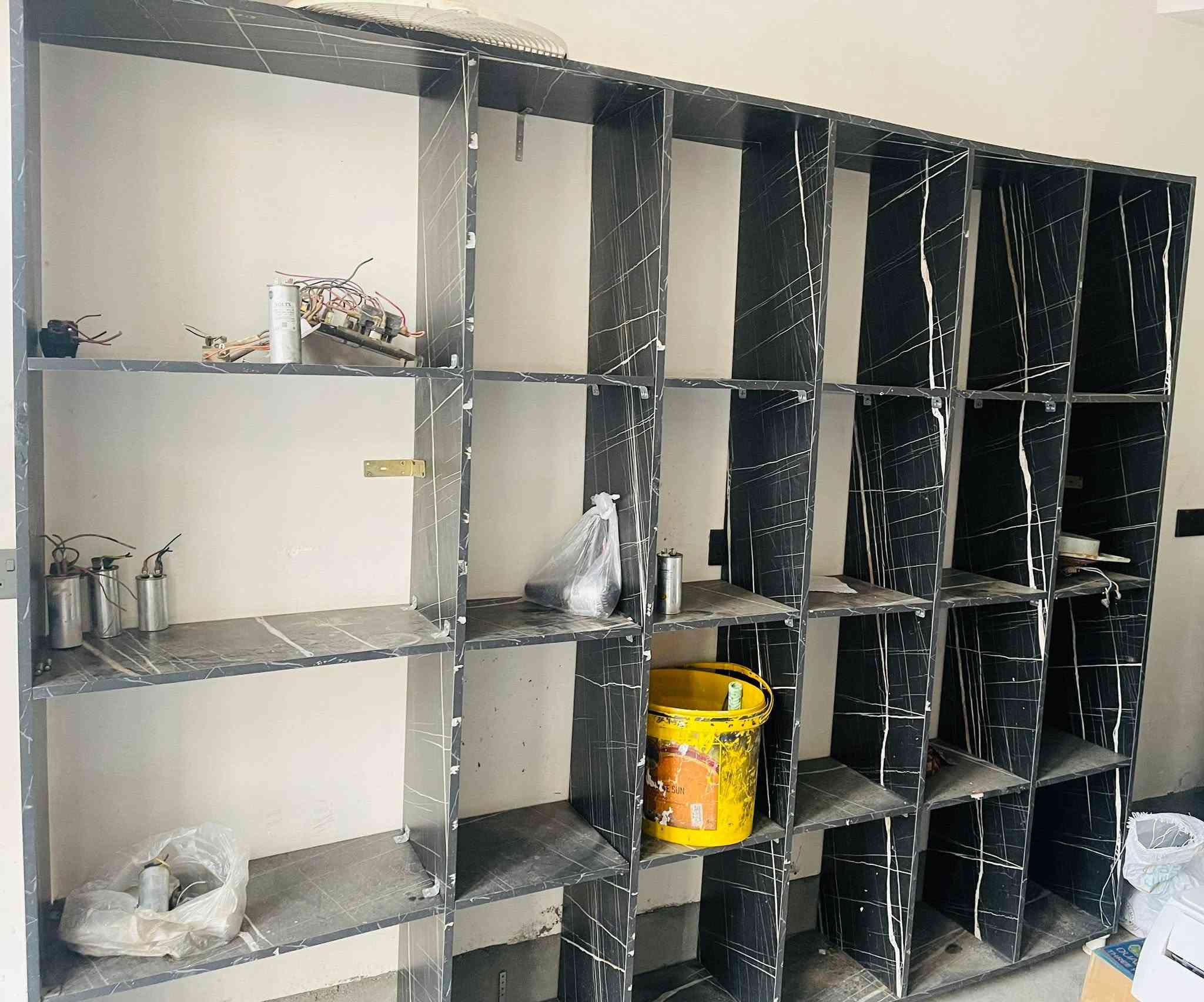 رەفەی دار بە تەختەی mdf  دروستکراوە دەسکردە   ٢ دانەیە  درێژی  ٢مەترو ٥٠ سانیتم. پانی ٣ مەتر  ئەبیت شوین دەخیلەیکشی  لەگەلە   زۆر پاکە تەنها تەپوتۆزی لەسەرە  شوێن چەمچەمال سەعریشی  ١٨٠ هەزار مەعامەلیکی برایانە  ژم.***********
