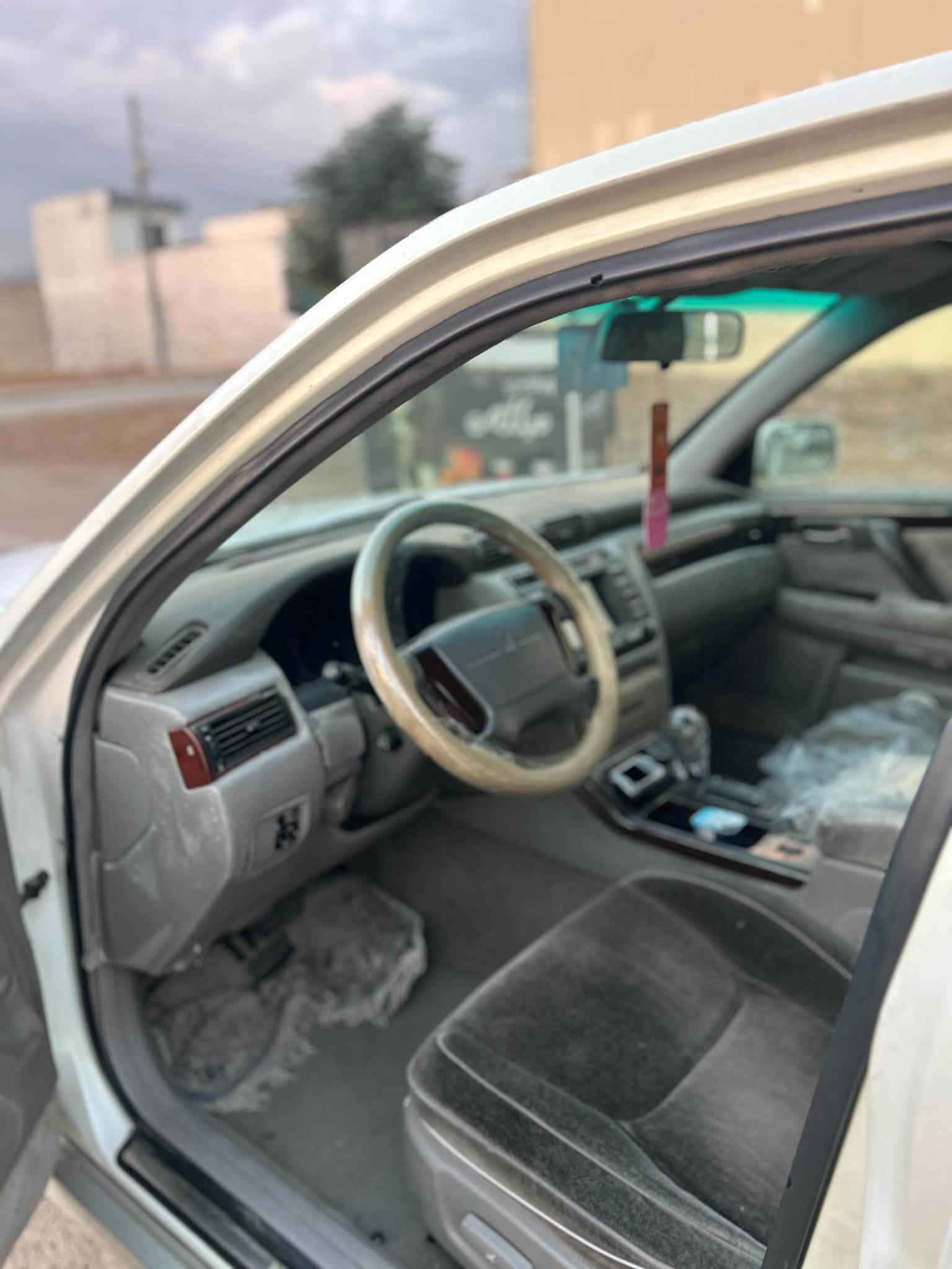 ٢٠٠٢ • أبيض لؤلؤي • مقاعد كهربائية
