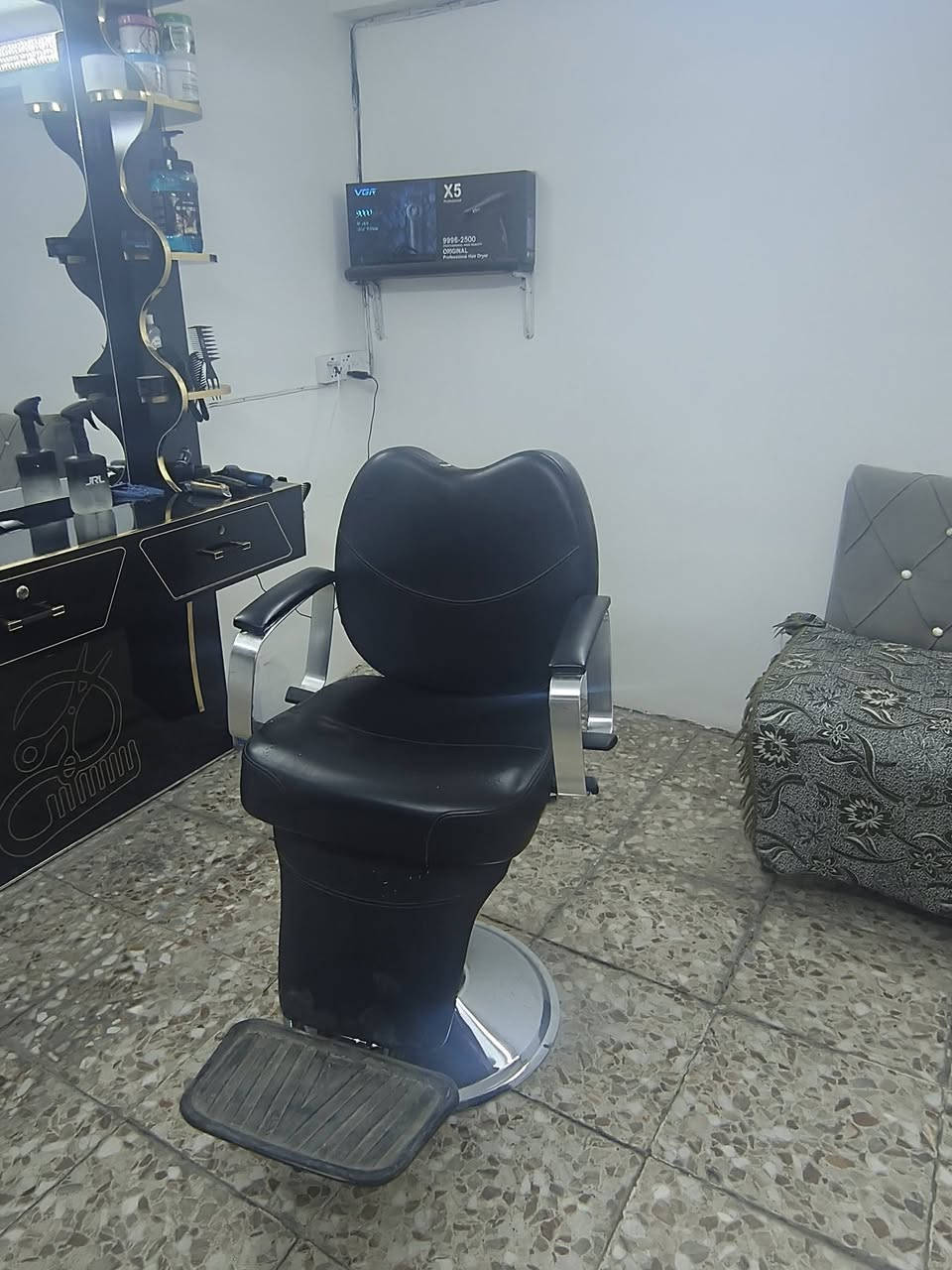 سلام عليكم ميز امرايا للبيع والكرسي حلاقه للبيع صلي شهر من مشتريهن الأستفسار خاص وتساب *********** مكاني بغداد البياع📍
