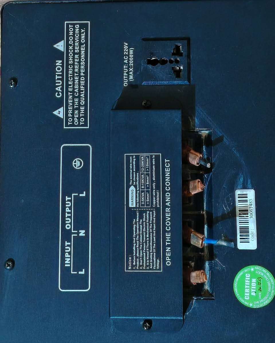 ياالله​ للبيع⚡ منظم فولتية تلقائي (Pitbull) قدرة 20kVA للبيع ⚡
​للبيع منظم كهرباء بحالة ممتازة ومواصفات قوية جداً تتحمل أعطال وهبوط الكهرباء:
​الماركة والنوع: Pitbull - AC Automatic Voltage Regulator (TMB95-20kVA).
​نطاق دخول الكهرباء: واسع جداً يبدأ من 95V إلى 280V (يعني يرفع الكهرباء حتى لو كانت ضعيفة جداً).
​إخراج الكهرباء: مستقر ومضبوط على 220V (±10%).
​المميزات:
​مروحة تبريد أوتوماتيكية مدمجة للحماية من السخونة.
​شاشة رقمية LED لتوضيح الفولتية الداخلة والخارجة ونسبة الحمل.
​نظام حماية كامل ضد: الفولتية العالية، الفولتية الواطئة، التحميل الزائد (Overload)، والارتفاع الشديد بالحرارة.
​زر تحكم بالتأخير (Delay / Undelay) لحماية الأجهزة عند رجوع الكهرباء.
​مناسب جداً وتشغيل ممتاز للسبالت والأجهزة المنزلية والمكتبية.
​قاطع دورة أوتوماتيكي (Breaker) مدمج للحماية من الشورت.
​يأتي مع الصندوق الخشبي الأصلي للحفظ والنقل.
​
📞 للتواصل: [*********** أو المراسلة على الخاص]
