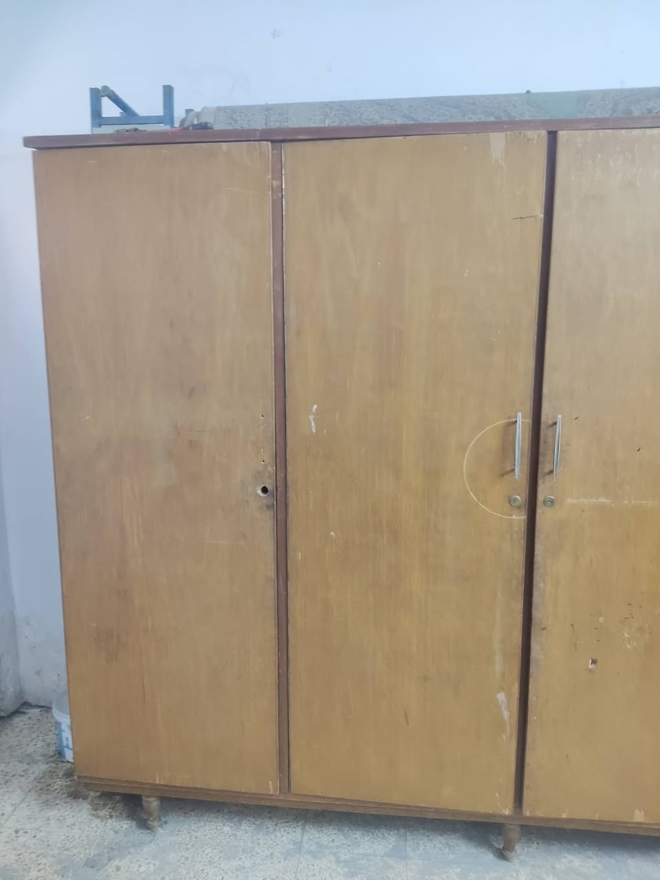 سلام عليكم كنتور للبيع خشب صاج (صاج بره وجوه) اربع ابوب ارجل غزال سعر (200)    واتساب *********** مكان بغداد دوره
