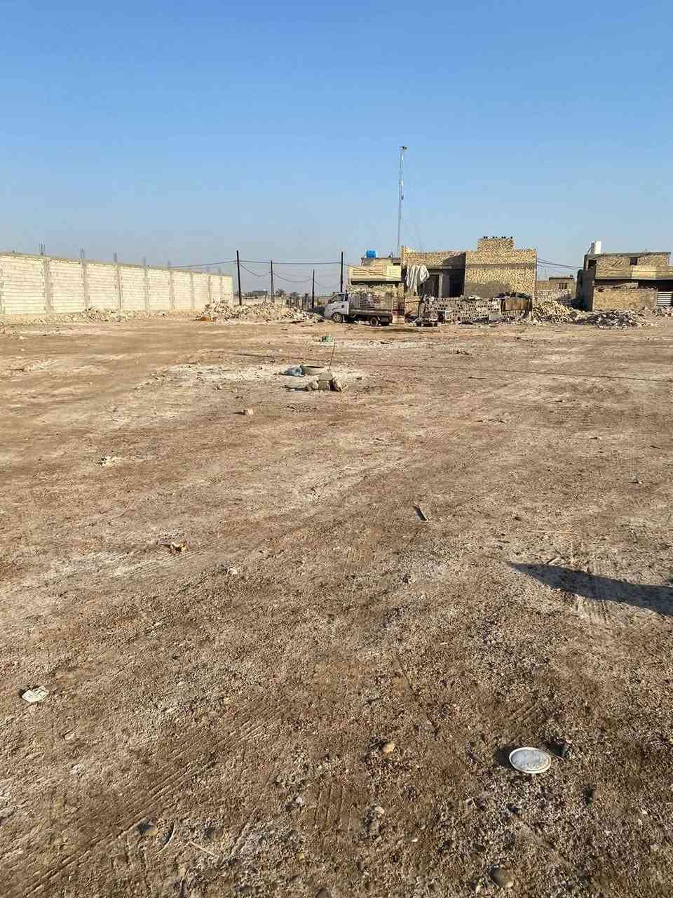 السلام عليكم قطعة ارض للبيع نهاية حي طارق الوسط شارع ال 15 المساحه ٦٠٠ متر  البيع حسب التقطيع يوجد ماء ومجاري وكهرباء ومشموله بالخدمات
موقع القطع على فرعين رقم الهاتف *********** والتوفيق للجميع
