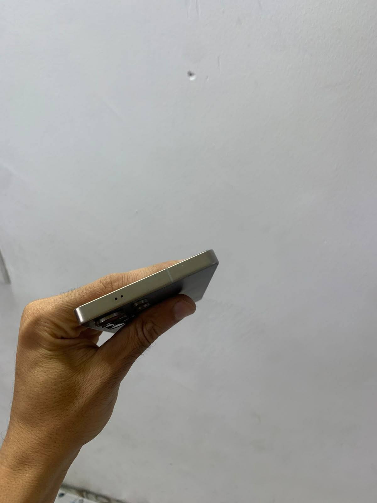 كلاكسي ٢٥ الترة ذاكرة ٢٥٦ مكفول نودي الي مصلح شخط مابي سعر ١٠٧٠ كل ملحقاتة موجودة وكفر اصلي ***********
