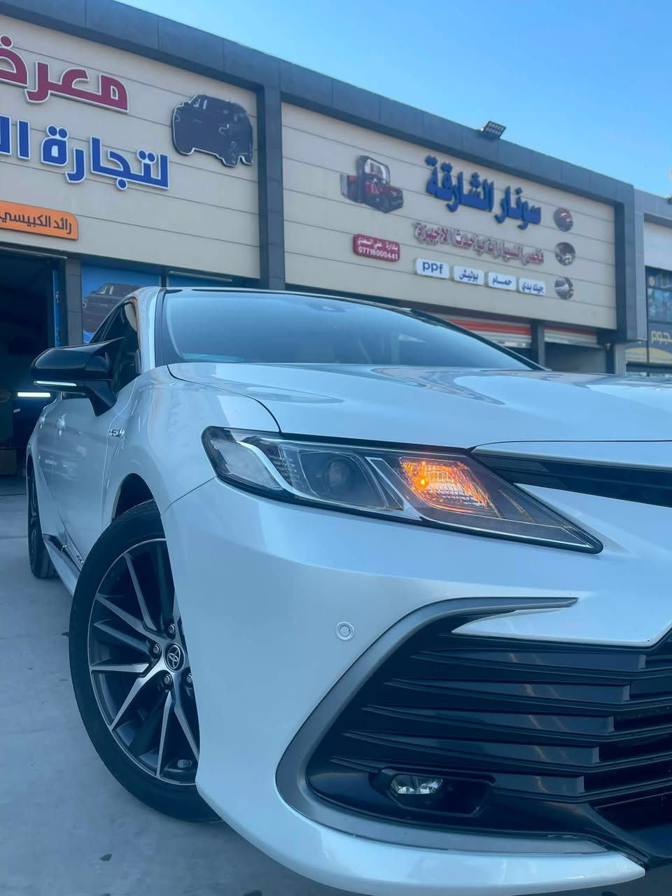 السلام عليكم 
للبيع او المراوس 
كامري 2023 وكاله عبد اللطيف هايبرد 
_____________________________________________
السياره جديده خير من الله مكفوله كفاله عامه وسونارها داخل المشور كفاله من الصبغ والبارد ومكينه وكير وحداديه والسياره جديديها بيها اي نقص 
_____________________________________________
المواصفات :
1. المحرك: 2.5 لتر، 4 سلندر هايبرد
2. القوة الإجمالية: حوالي 215 حصان.
3. العزم: 221 نيوتن متر.
4. القير: E-CVT
5. الدفع: أمامي FWD
6. استهلاك الوقود: حوالي 26 كم/لتر.
7. سعة الخزان: حوالي 60 لتر
8. عدد المقاعد: 5.
9. إضاءة أمامية LED.
10. إضاءة نهارية LED.
11. مرايا كهربائية مع إشارات انعطاف.
12. داخلية قماش
13. مكيف أوتوماتيك مع فتحات خلفية
14. أزرار تحكم بالصوت على المقود
15. تشغيل بصمة عن بعد 
16. مقاعد أمامية كهربائية
17. شاشة وسطية
18.برده خلفيه 
19. رادار أمامي
20. مثبت سرعة متكيف.
21.حساسات أماميه وخلفيه 
22. كاميرا خلفية
23.شاحن لاسلكي 
_____________________________________________
العنوان :ديالى /بعقوبه /معرض الكبيسي 
الاتصال :***********
