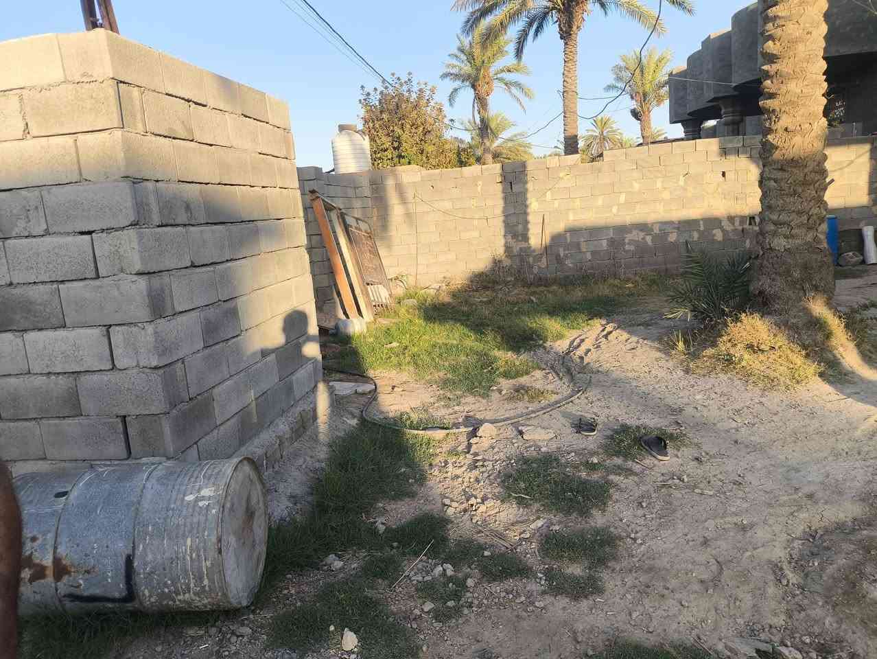 السلام عليكم دونم طابو زراعي سند 25 الوجه ٣٠ نزال ٨٠  بي بيتين بيت قاط ونص وكل بيت يتكون من غرفتين وصاله ومطبخ واستقبال ويتحول بإسم المشتري المكان ابو غريب حي الرساله قرية الزوينات التبليط للباب اي استفسار اتصل *********** وبي واتساب
