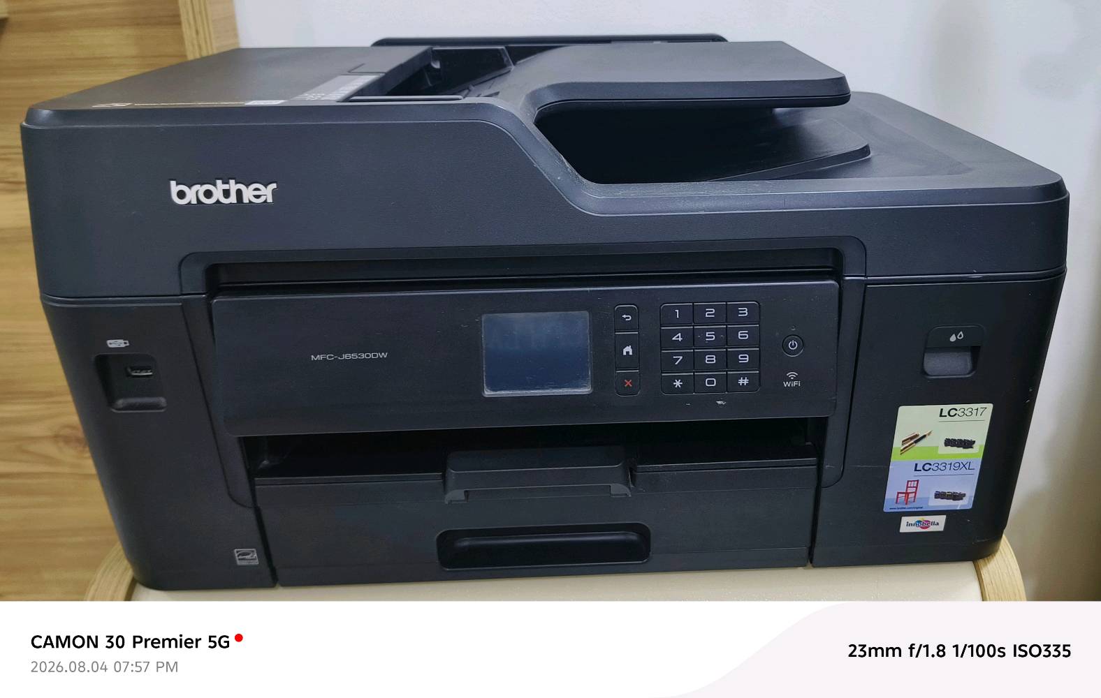 طابعة برذر إصدار MFC-J6530DW  ملونة استنساخ سكنر وجهان فلاش بلوتوث فاكس تتعامل مع ورق قياسA4- A3  نظيفة جداً استخدام قليل متروكة في البيت تحتاج إلى كاترجات كونها متروكة
وين موقعك بالضبط حتى المشتري يعرف منين يستلم الطابعة؟: 
ديالى بعقوبة خلف قاعة فينوس كورنيش ديالى
هل كل الوظائف شغالة 100%: الطباعة، السكنر، النسخ، الفاكس، والـ Wi‑Fi/الربط من الموبايل؟: 
نعم 
شنو الموجود ويا الطابعة بالضبط: الكيبلات، الصينية/التغذية، والكاترجات الحالية إذا بيها بقايا حبر أو تحتاج تبديل كامل؟: 
فقط تحتاج إلى تبديل الكاترجات
كم تقريباً مدة الاستخدام أو عدد الصفحات المطبوعة، وهل بيها أي ملاحظات أو صيانة سابقة تريد تذكرها؟: 
مدة الاستخدام قليلة جداً